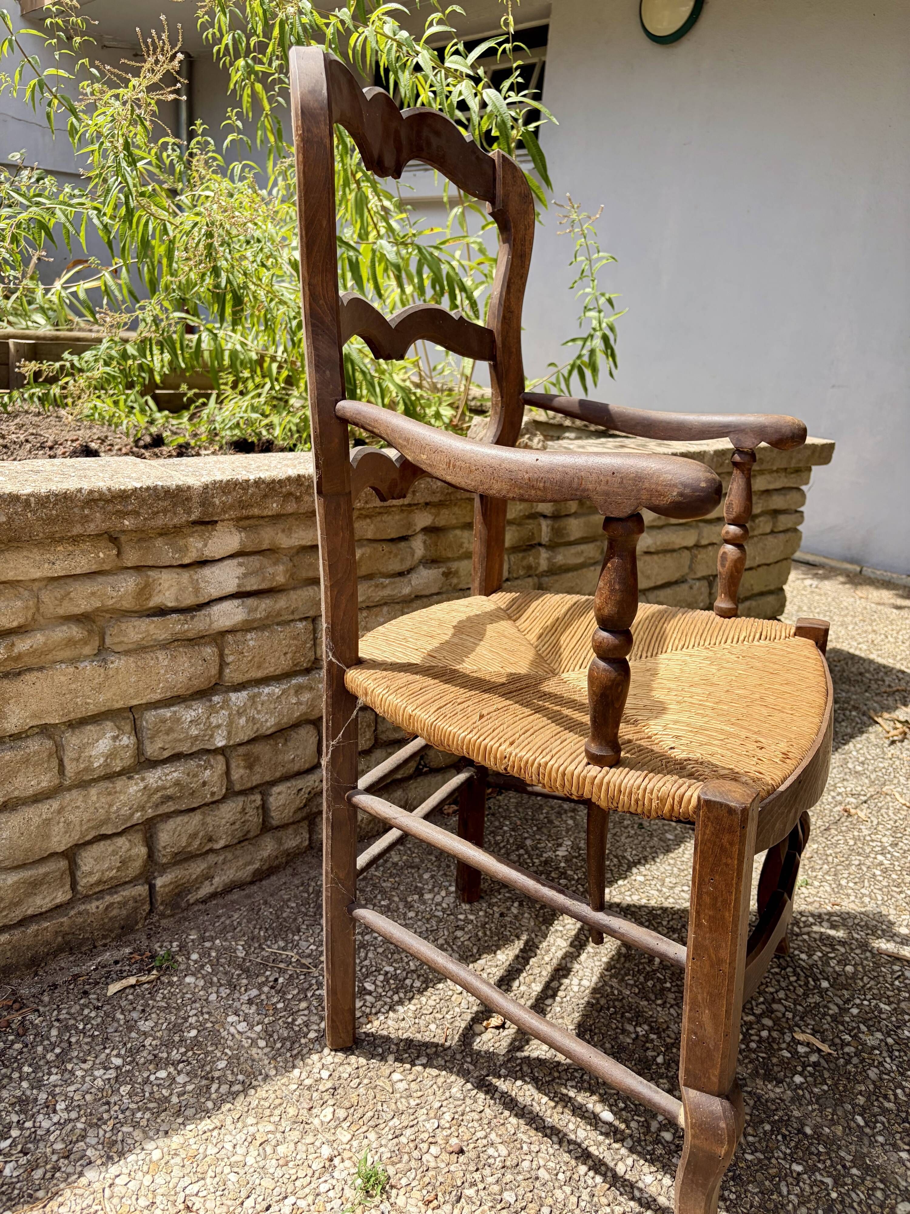 Antique Provençal armchair in wood with a straw seat.
