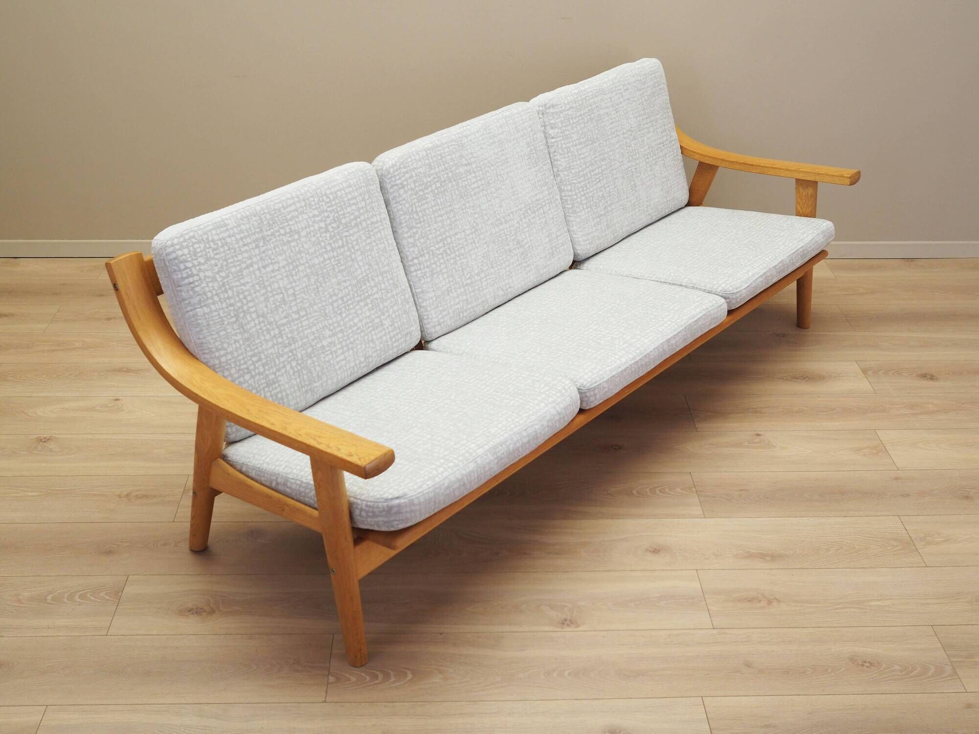 Canapé en chêne, design danois, années 1960, designer : Hans J. Wegner, fabricant : Get