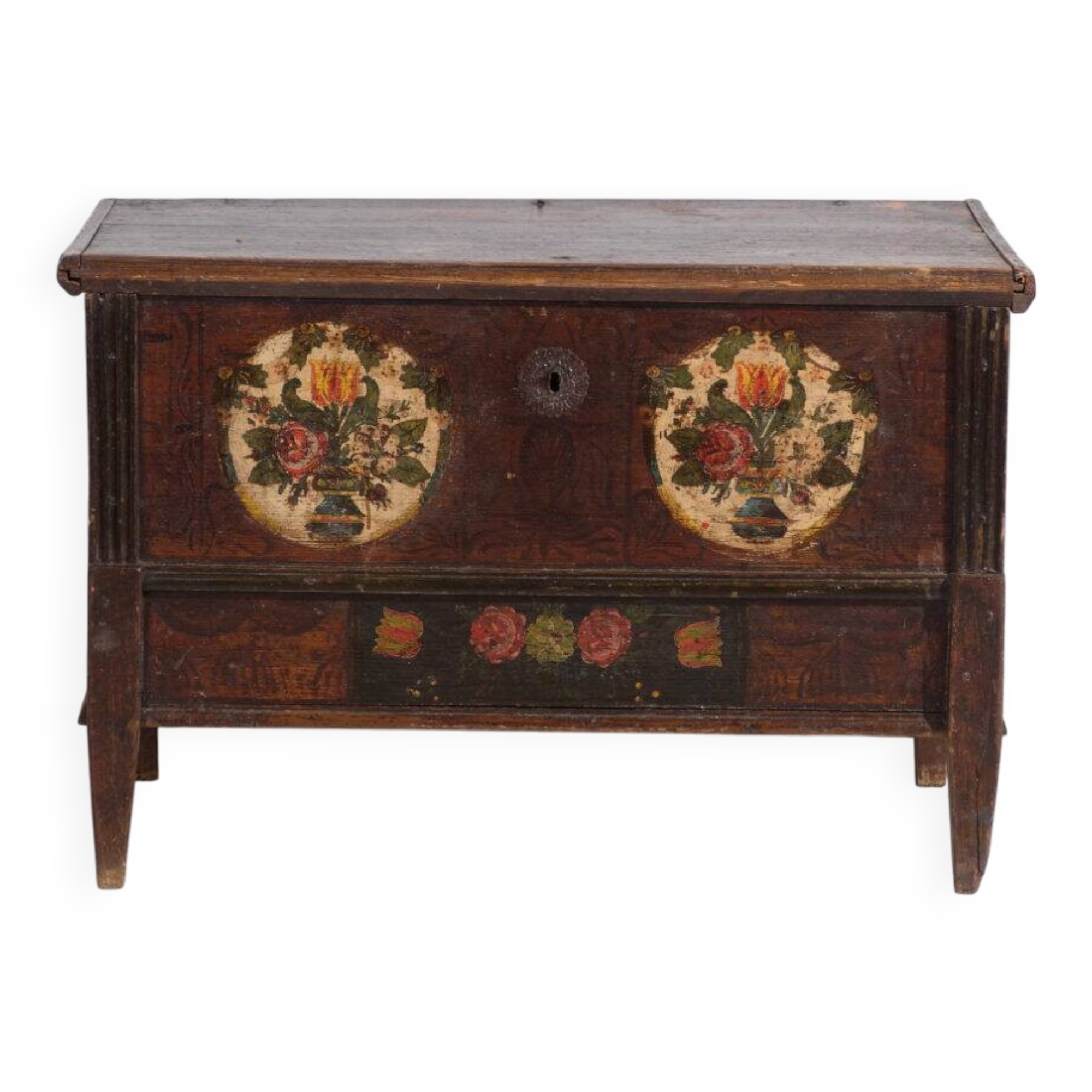 Coffre de mariage centro-européen en pin polychrome aux cartouches floraux – Tyrol, vers 1890