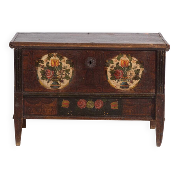 Central European wedding chest in polychrome pine with floral cartouches – Tyrol, circa 1890