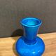 Vase signé en faïence bleue turquoise