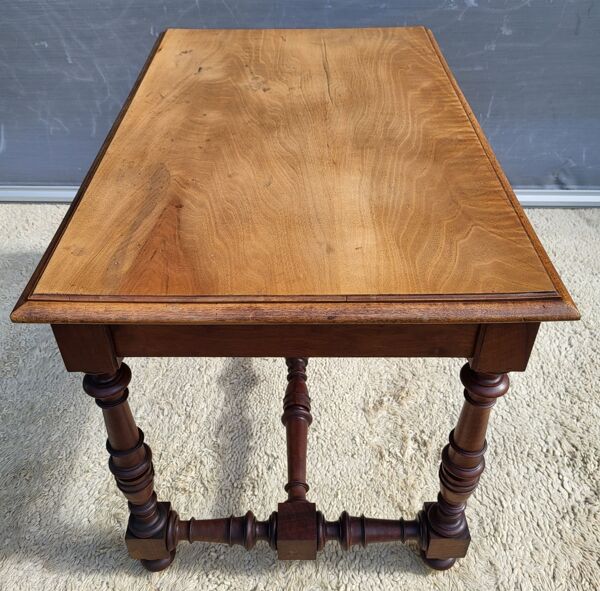 Table bureau Louis XIII en noyer • Petite table de milieu style Renaissance