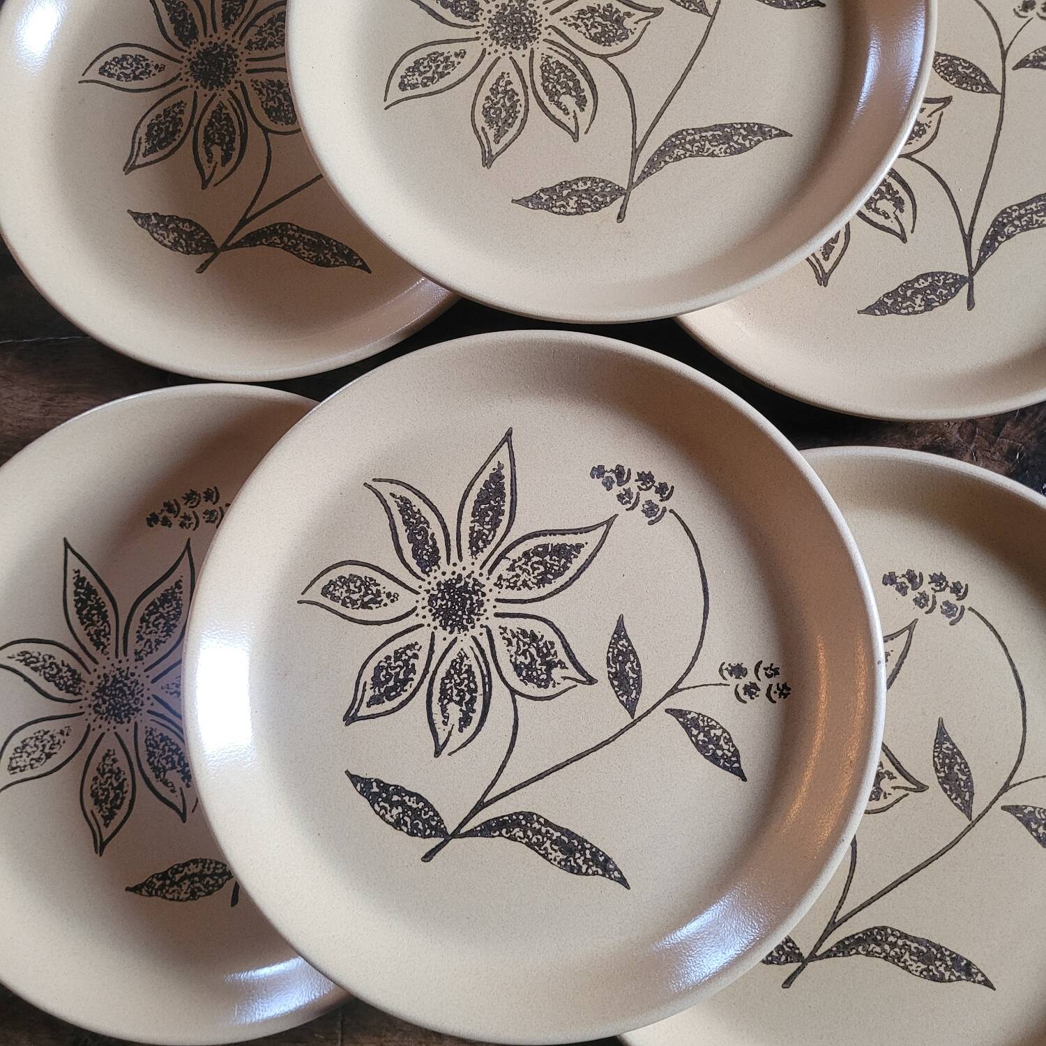 Flat stoneware plates with floral decoration – France – 1970s