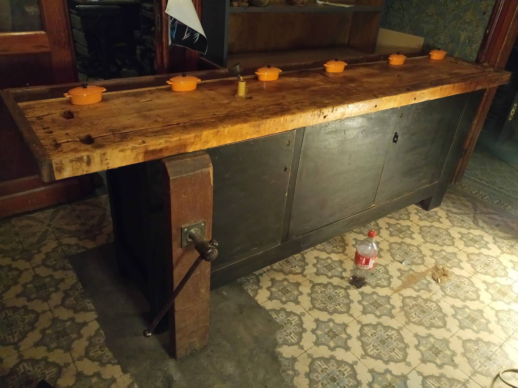 Ancien établi, meuble de métier d'atelier, buffet