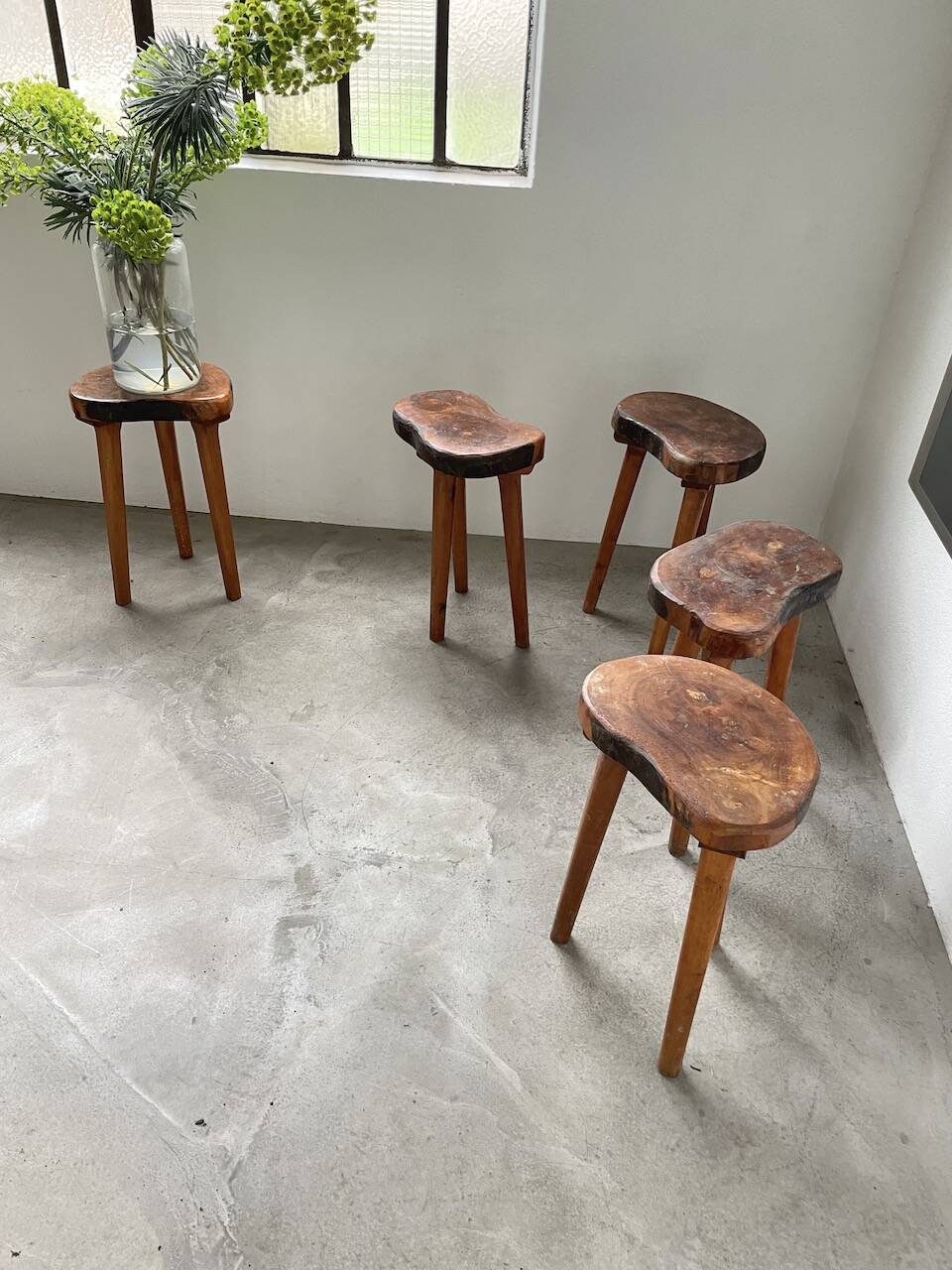 Set de 5 tabourets tripode olivier années 50