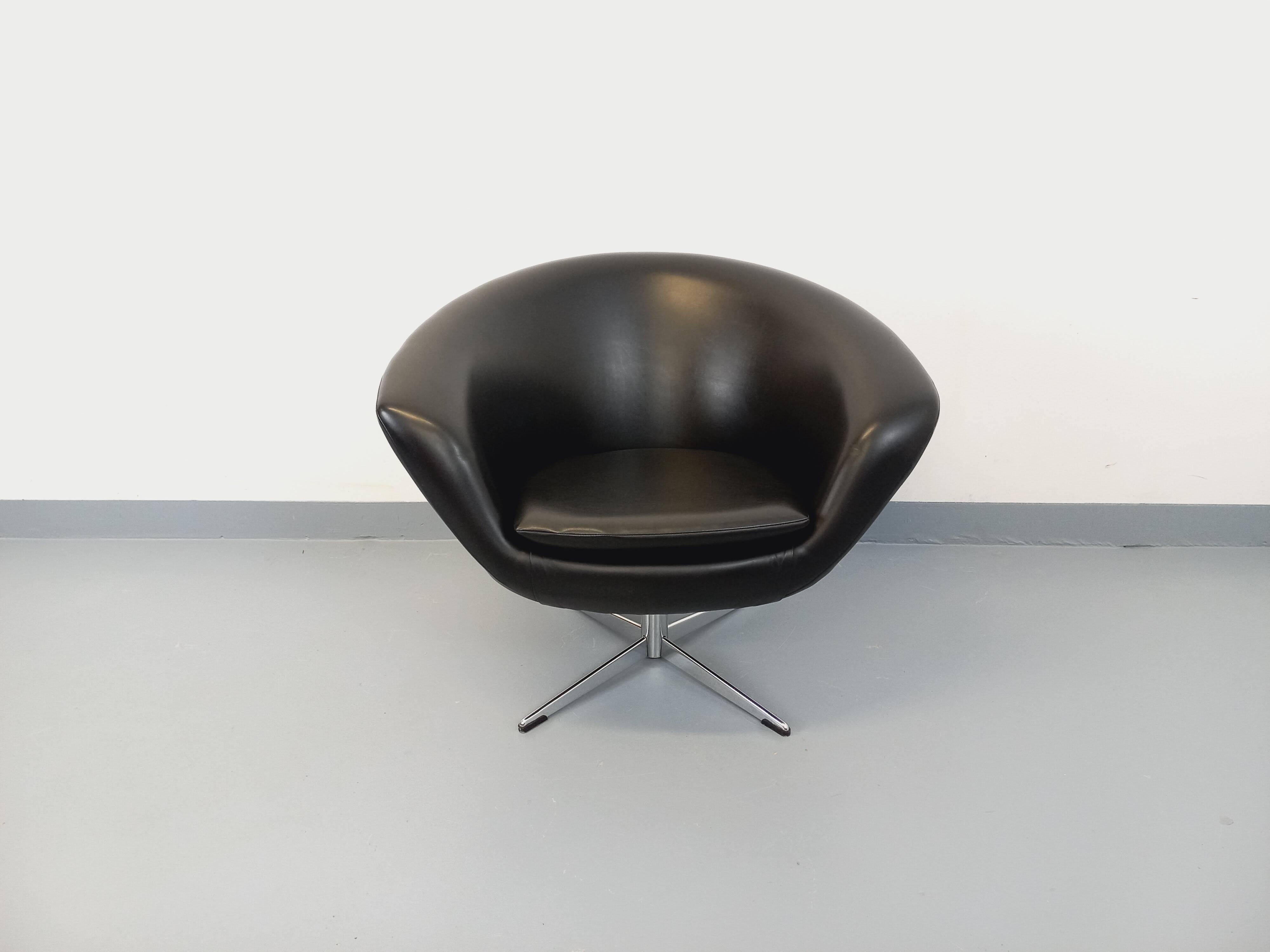 Vintage Scandinavian swivel chair in faux leather and chrome from the 1970s.
