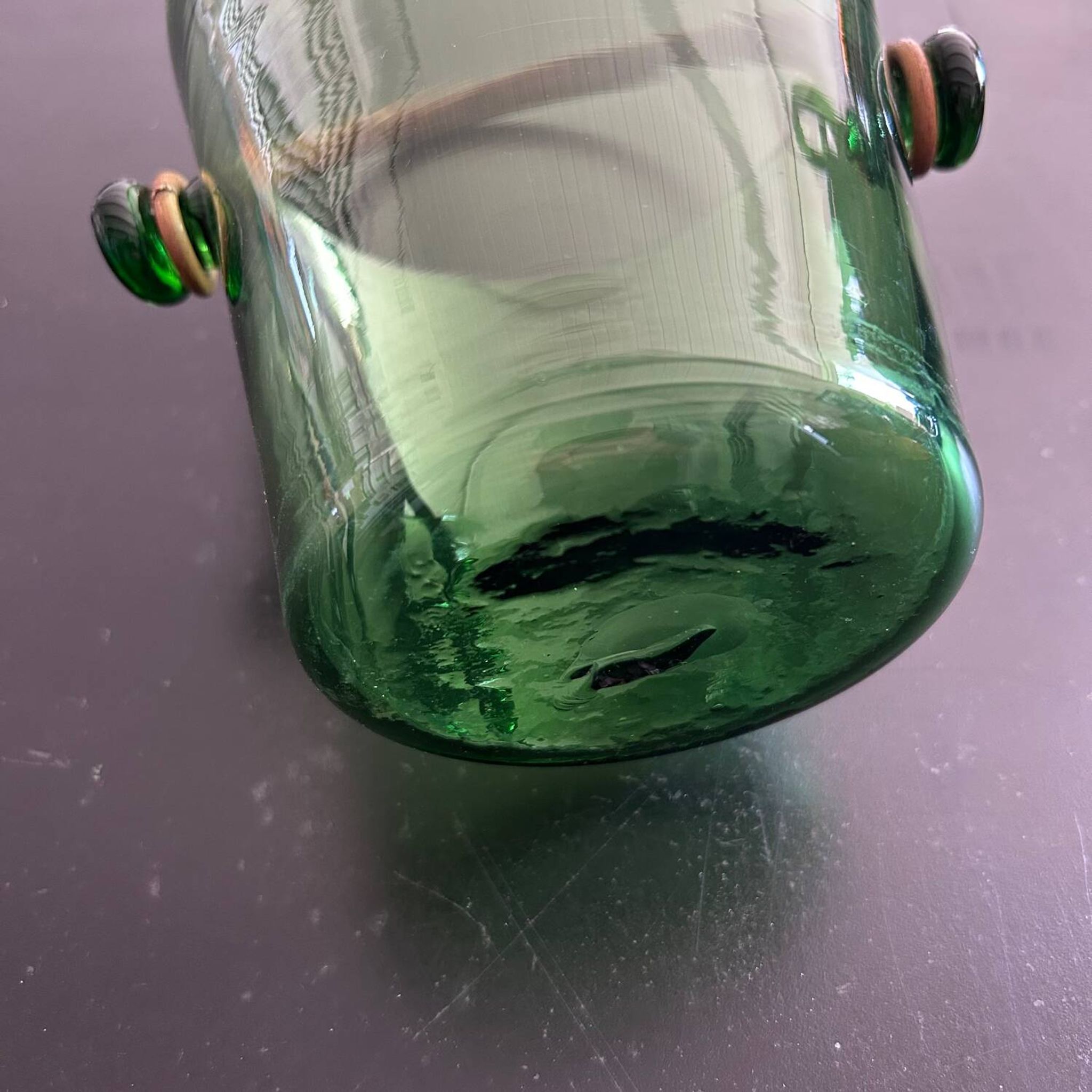 Seau à glace en verre vert et rotin
