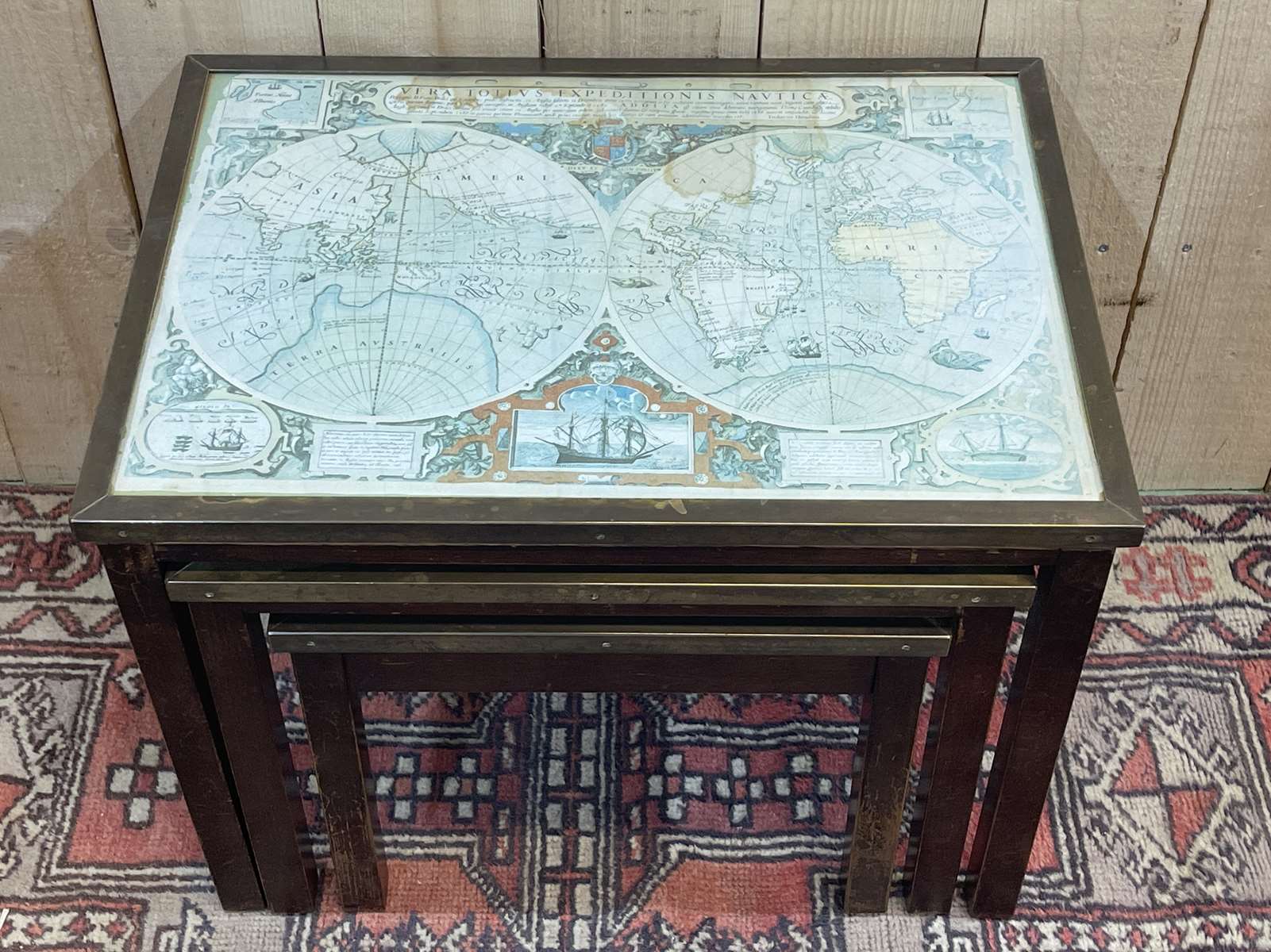 Tables gigognes mappemondes en acajou, verre et laiton - années 50