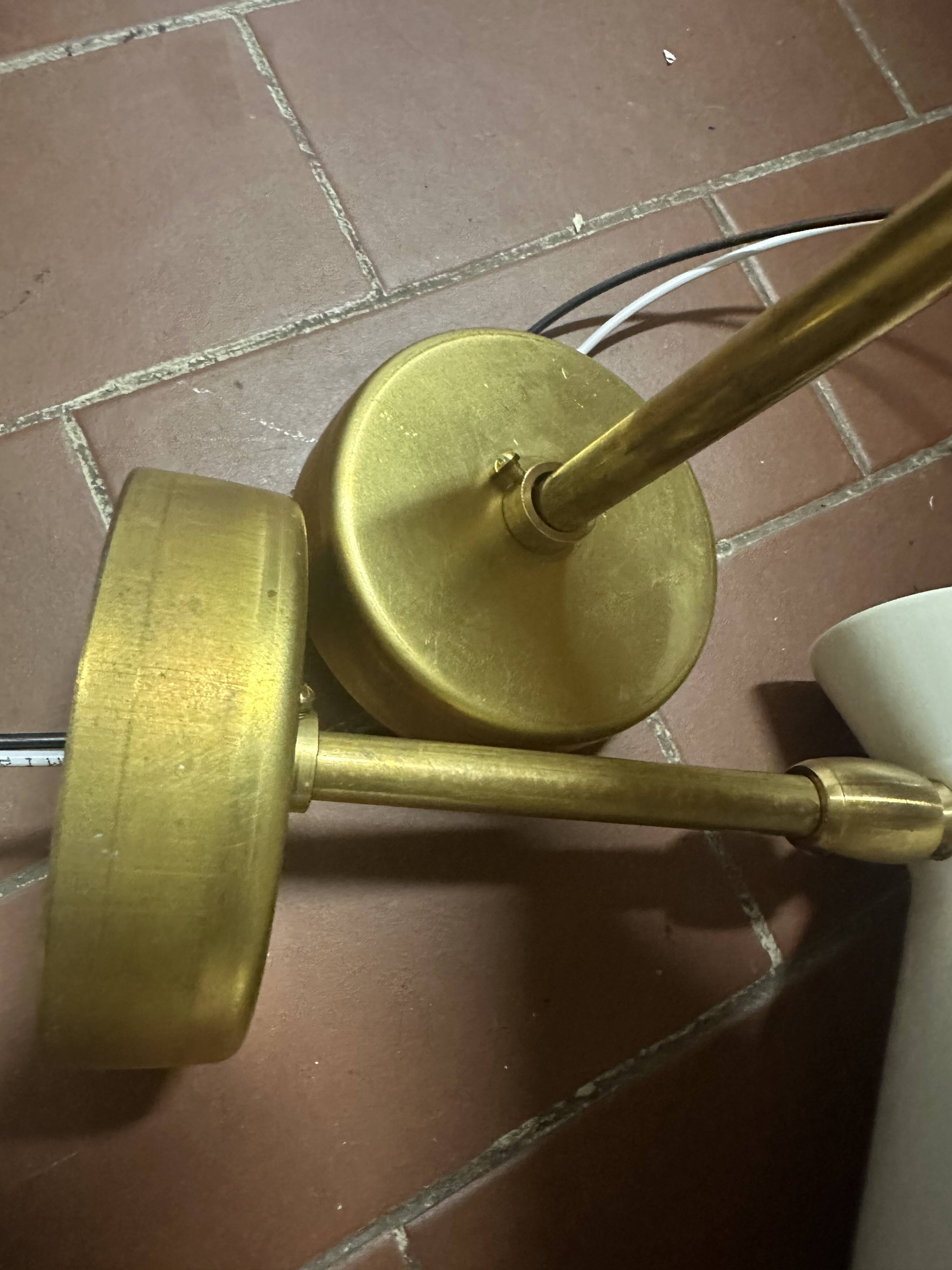Pair of Italian wall lights in brass and lacquered iron, design 1950.