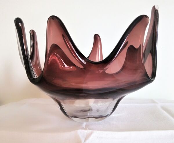 Vase en cristal en forme de méduse couleur aubergine fond en dégradé