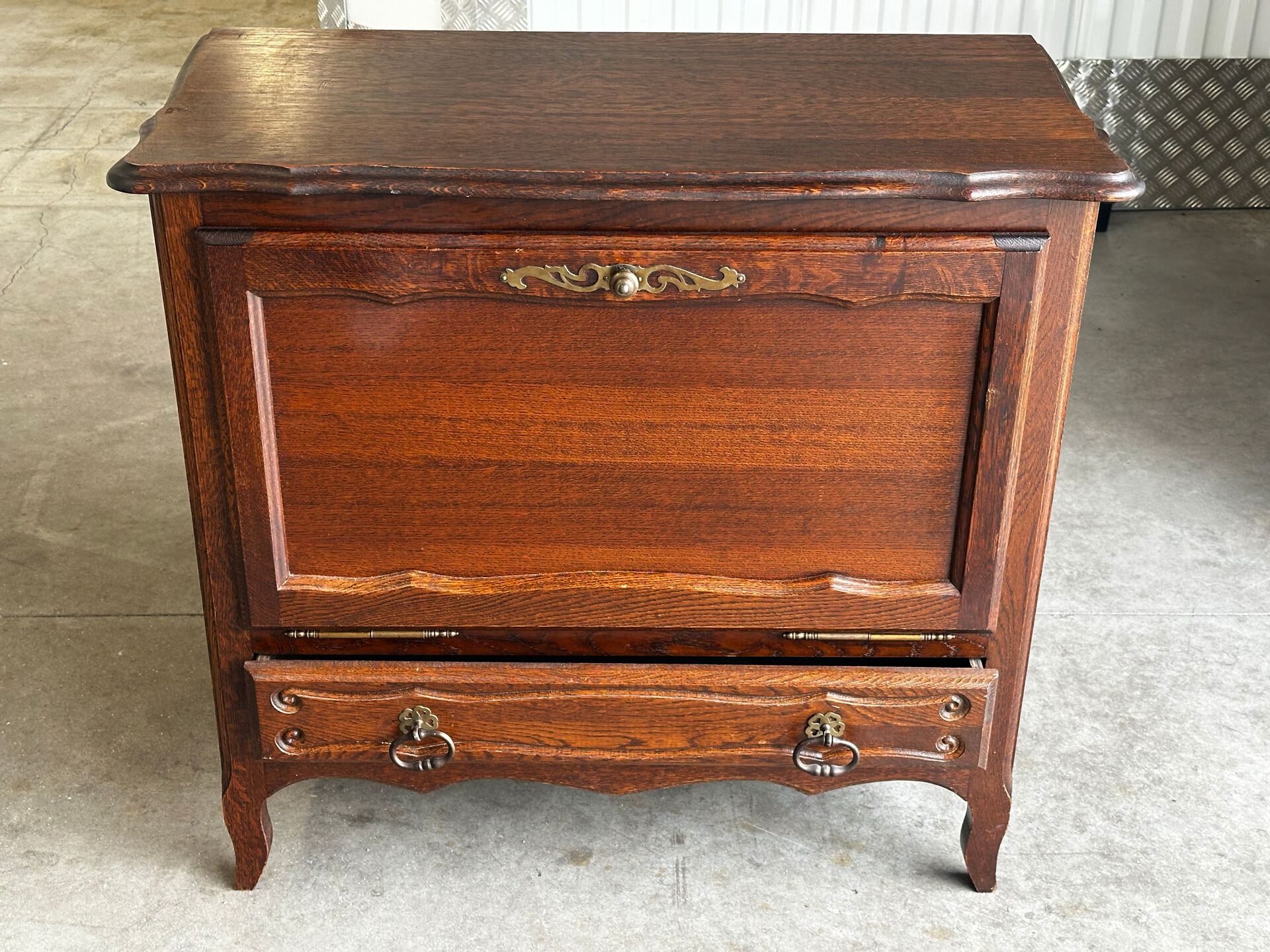 Petite commode en chêne à abattant – Mid-Century