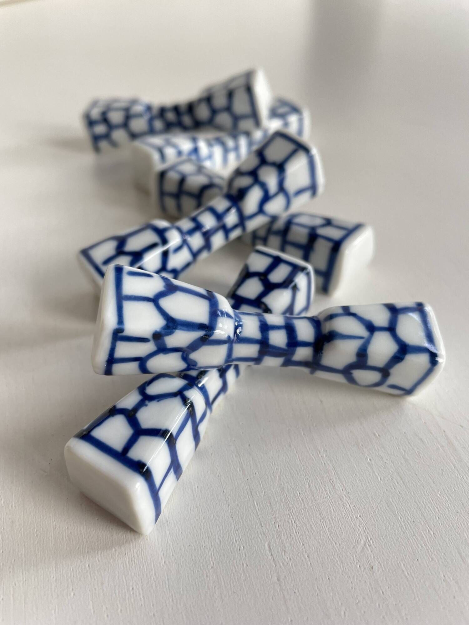 Lot de 6 porte-couteaux ou baguettes en porcelaine bleue