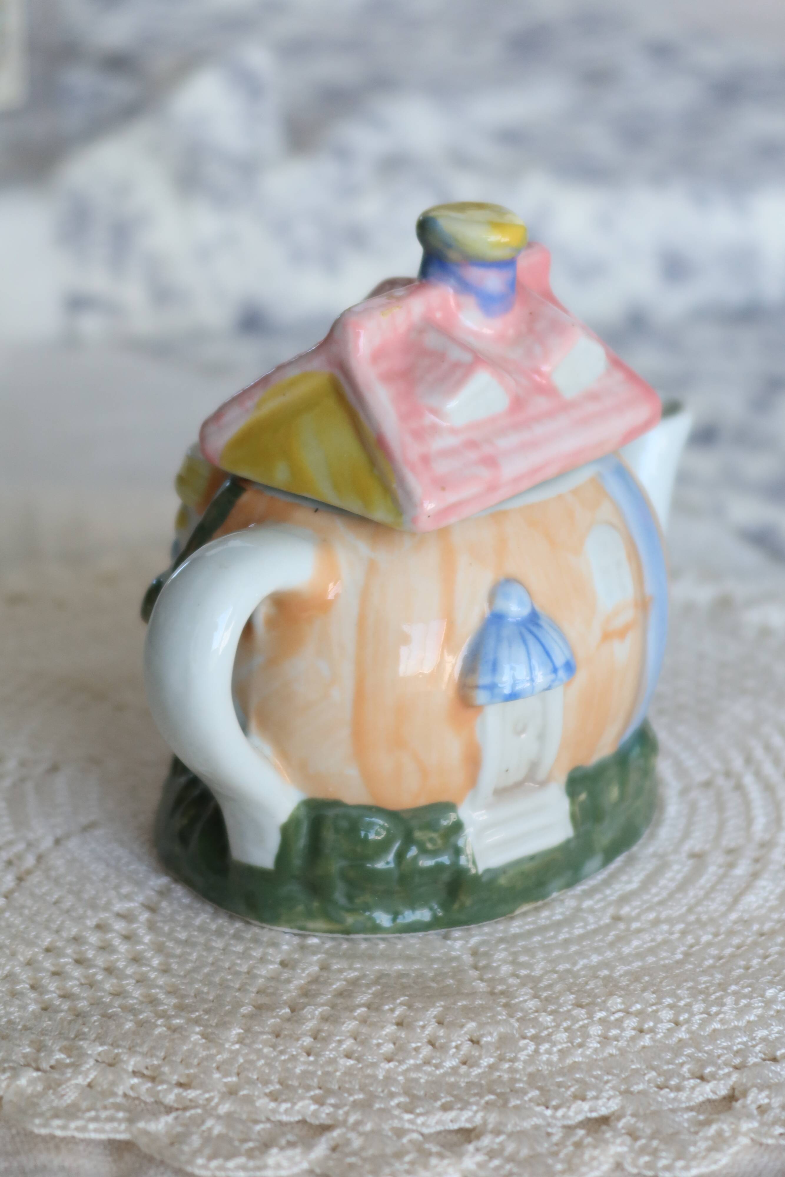 Vintage House-Shaped Slush Teapot - Pastel Colors