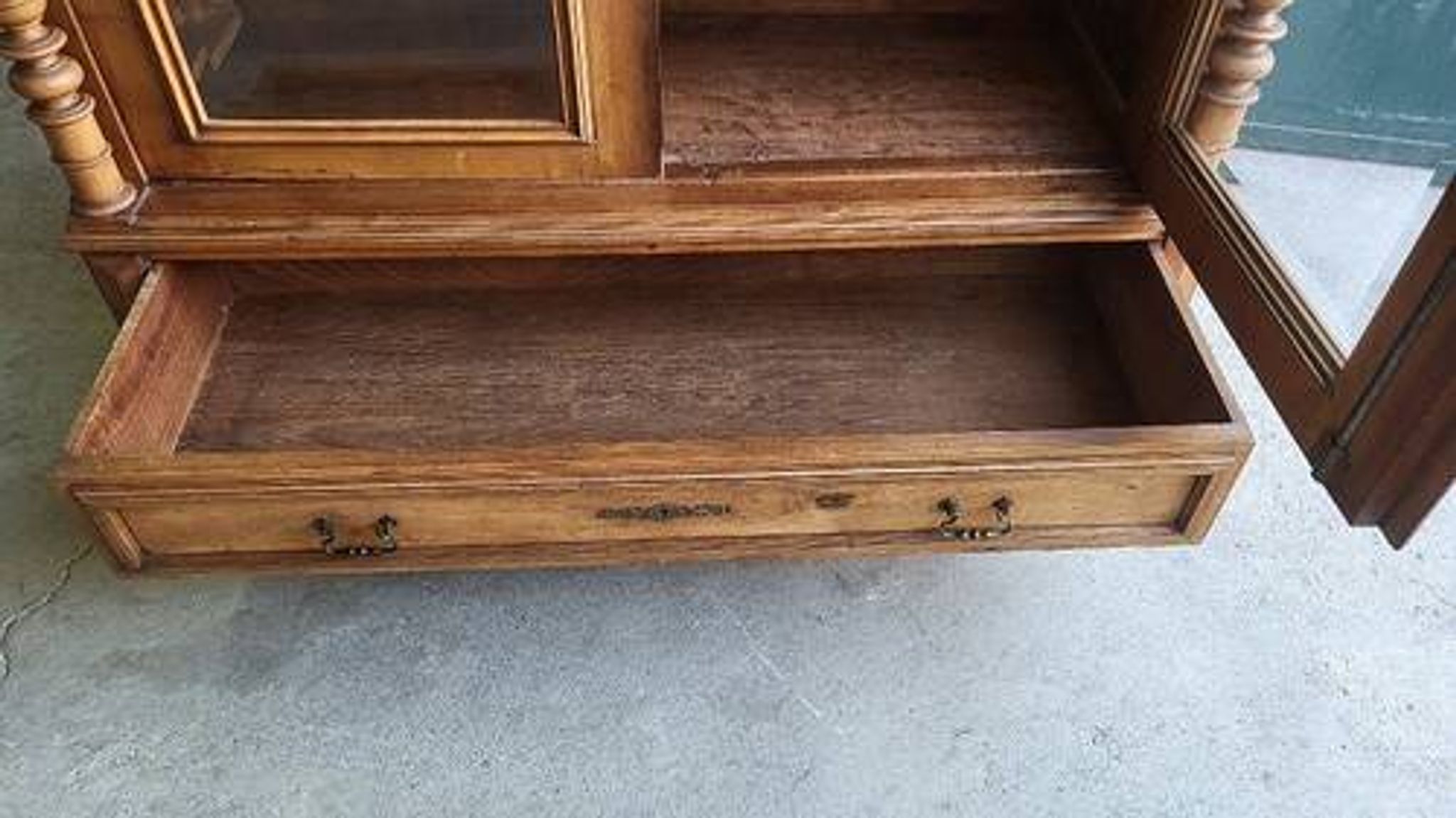 Display cabinet with 2 doors in walnut with bevelled glass from the 19th century.