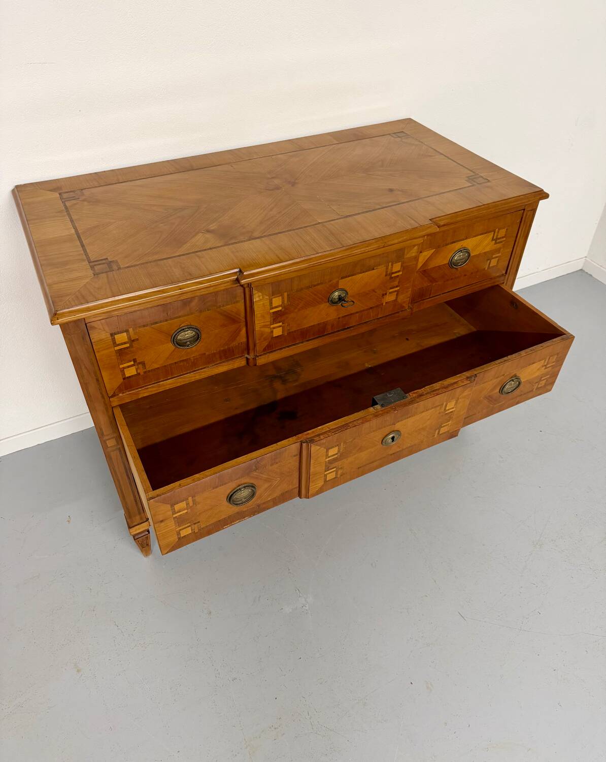 Antique marquetry chest of drawers from the transition period at the end of the 18th century, with 3 wooden drawers.