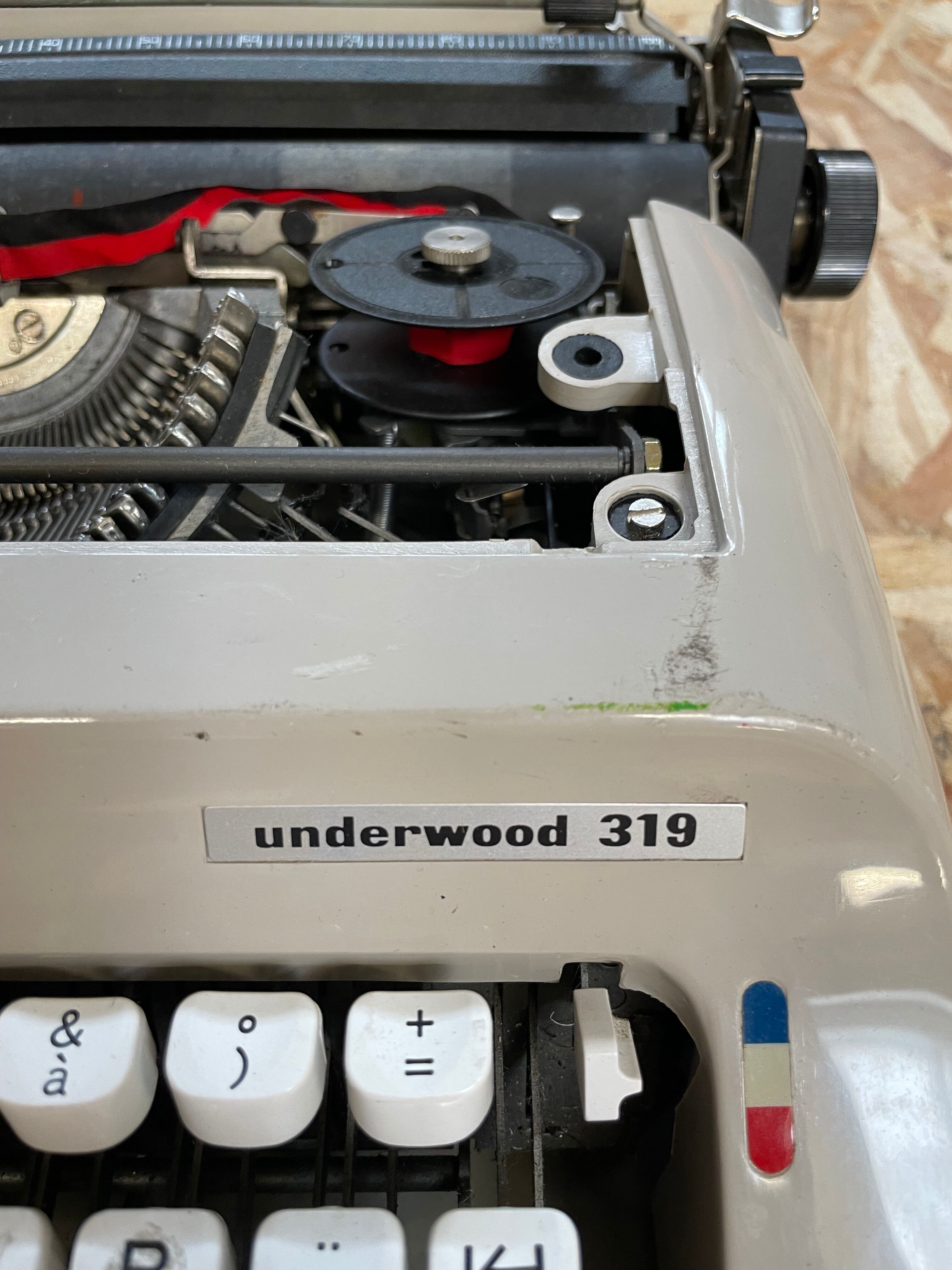 Machine à écrire Underwood 319 fabriqué pour Olivetti.
