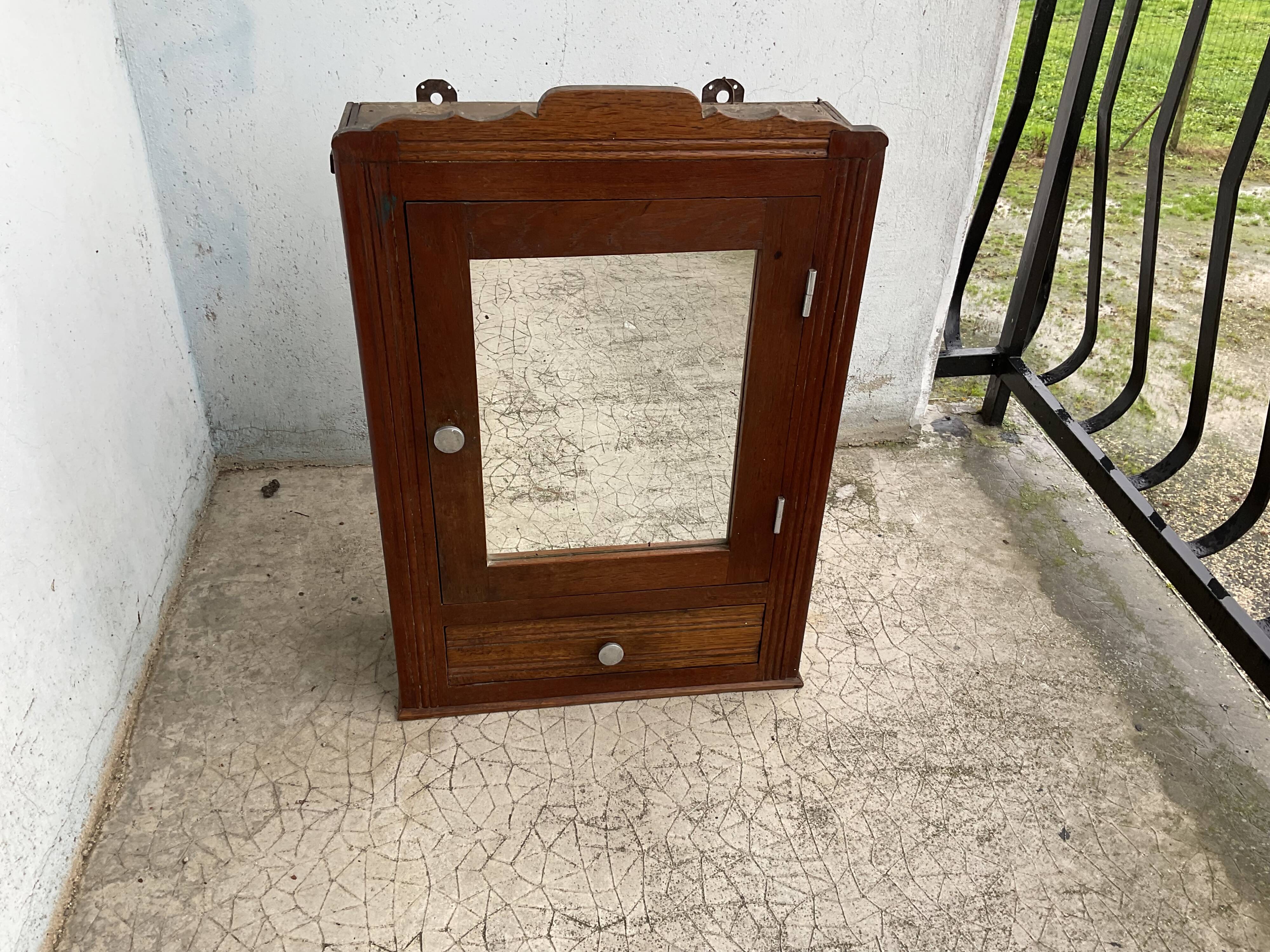 Armoire à pharmacie