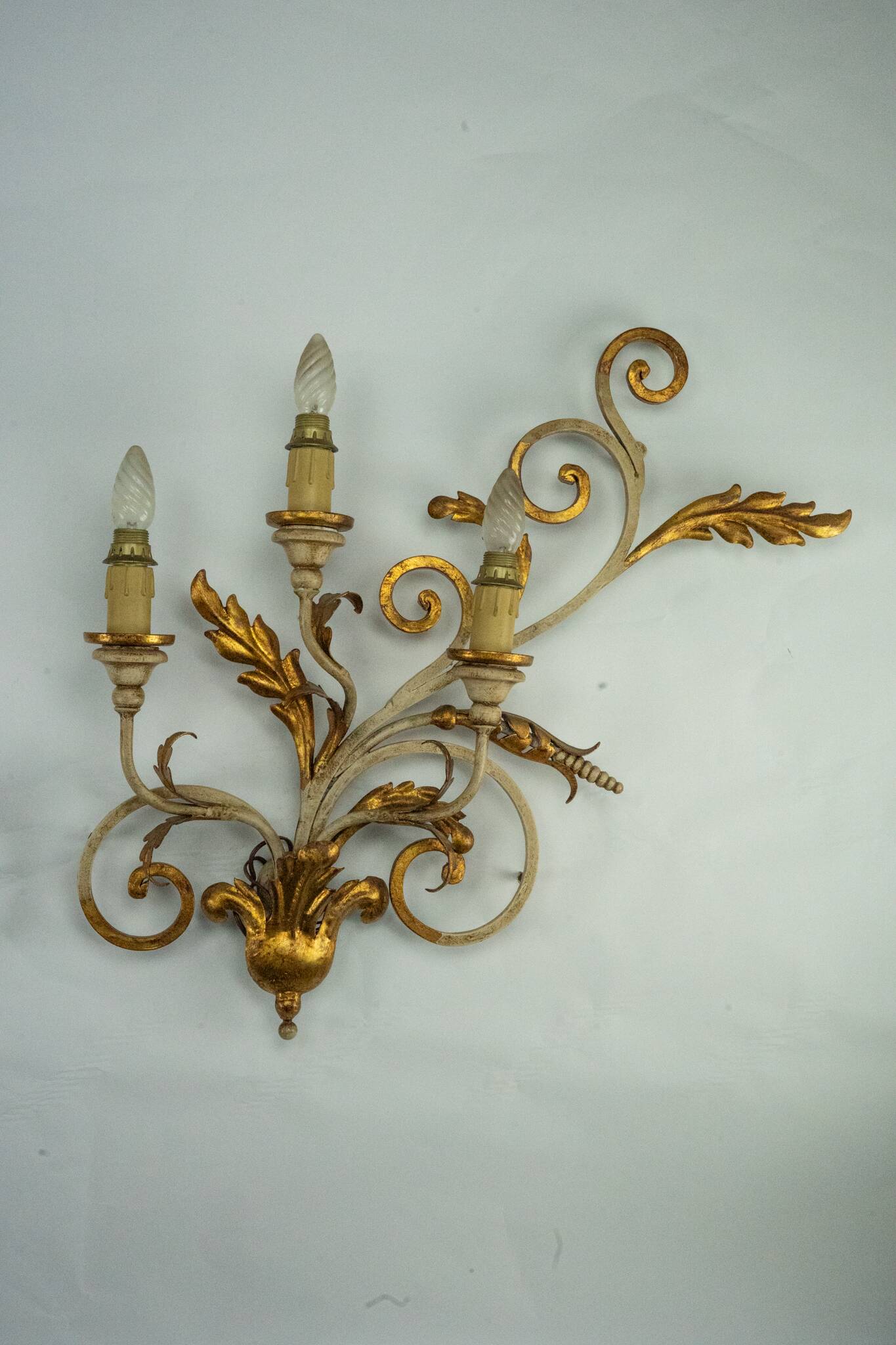 Pair of large floral wall lamps in gilded and lacquered metal. Italy 1960s