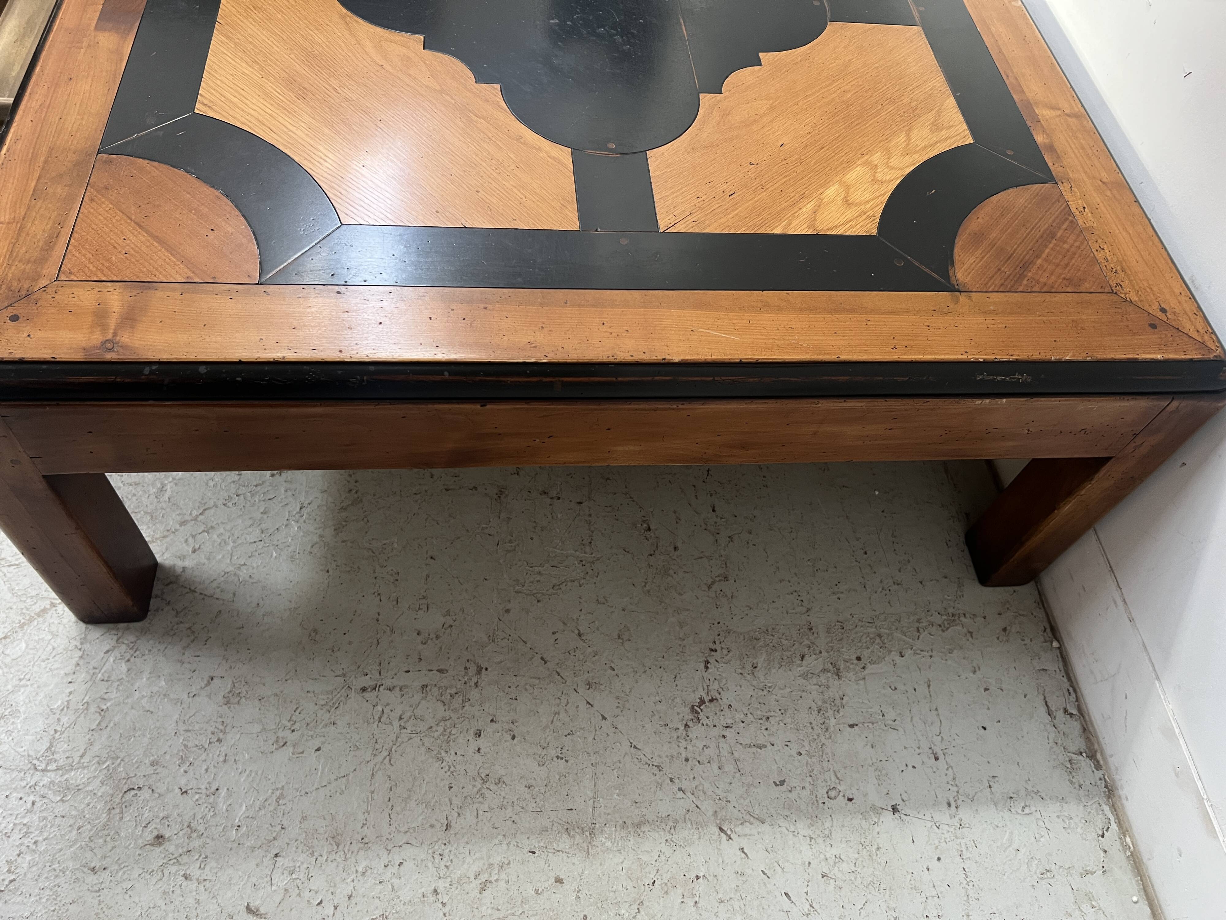 Table basse en bois a décor géomètrique XX siècle