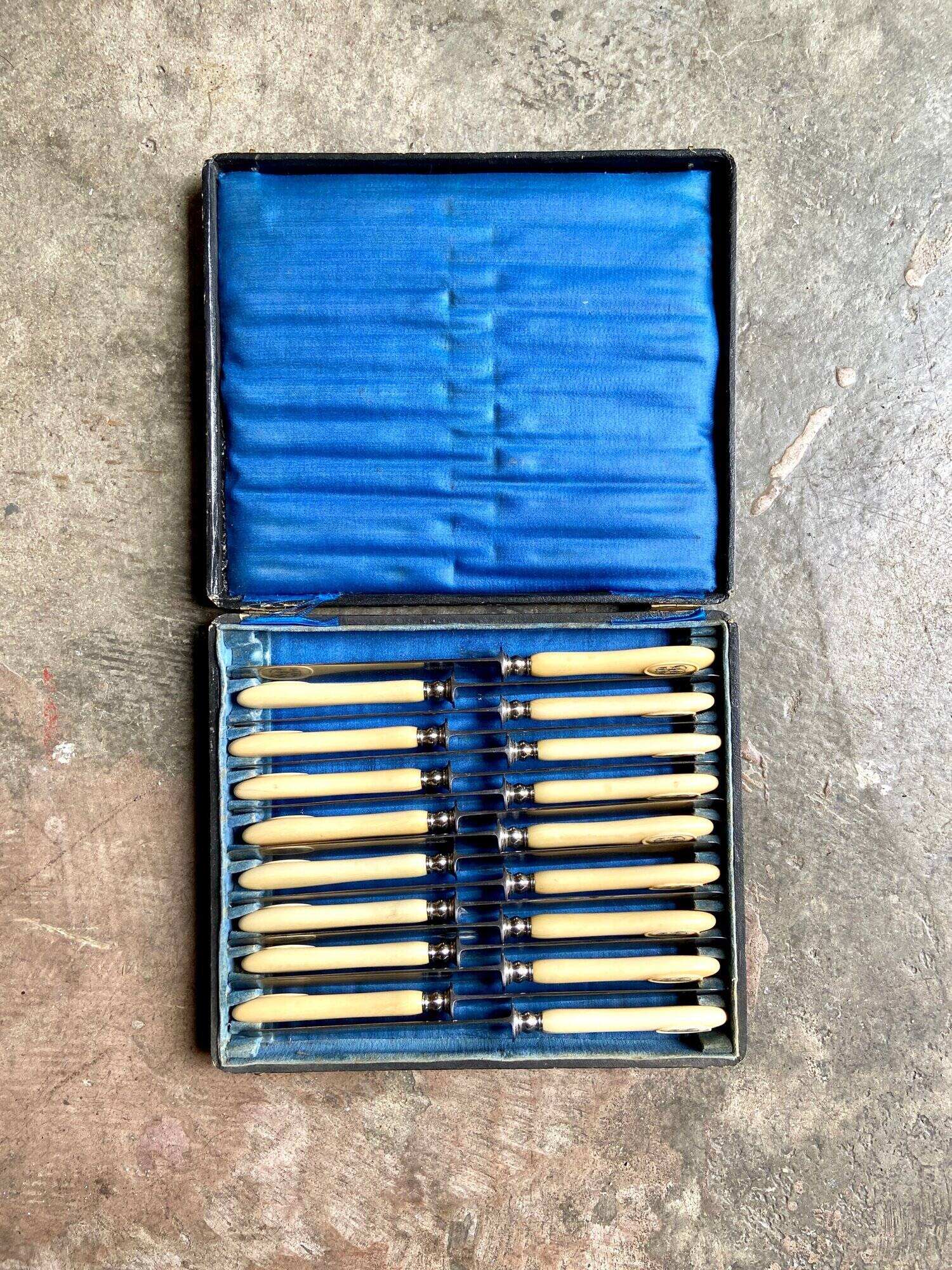 17 knives in steel, silver and monogrammed bone JE, late nineteenth century