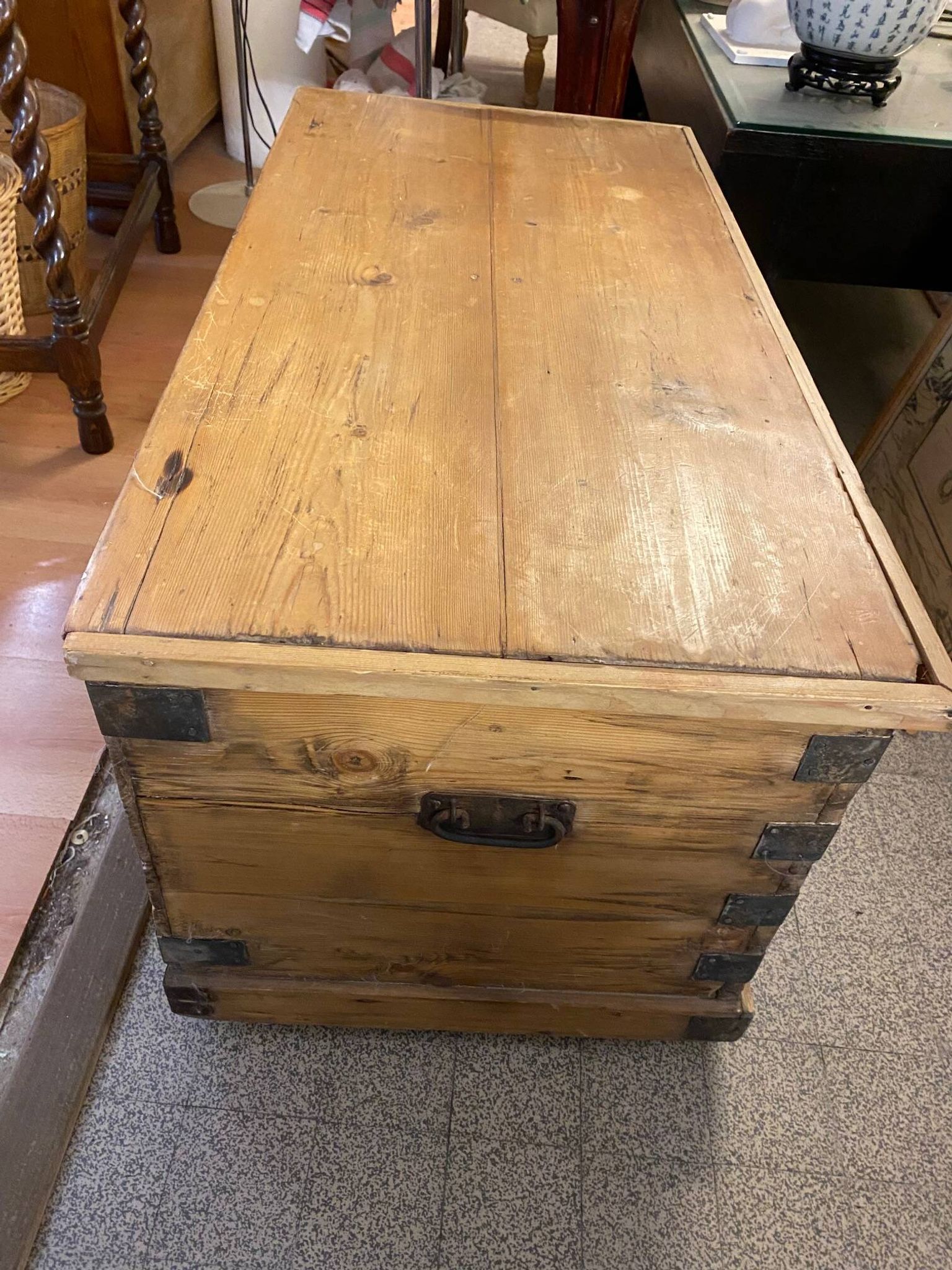 Ancienne malle coffre en bois de pin naturel avec interieur capitonne