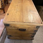 Ancienne malle coffre en bois de pin naturel avec interieur capitonne
