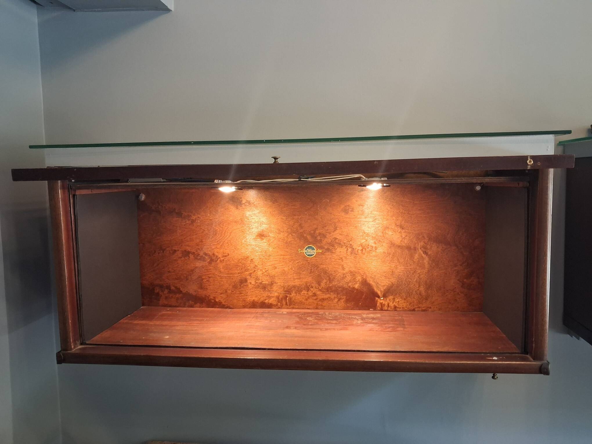 vitrine - coffre en bois et verre