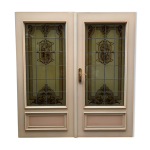 portes en bois avec vitrail