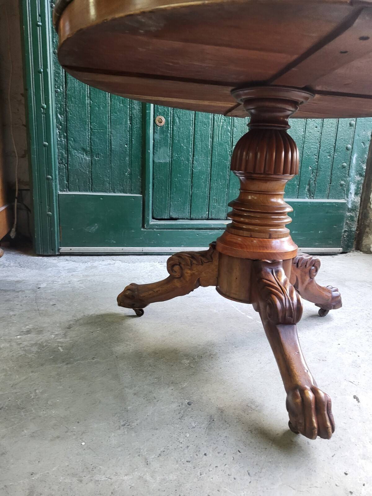 Round pedestal table with marble top and mahogany tripod from the 19th century
