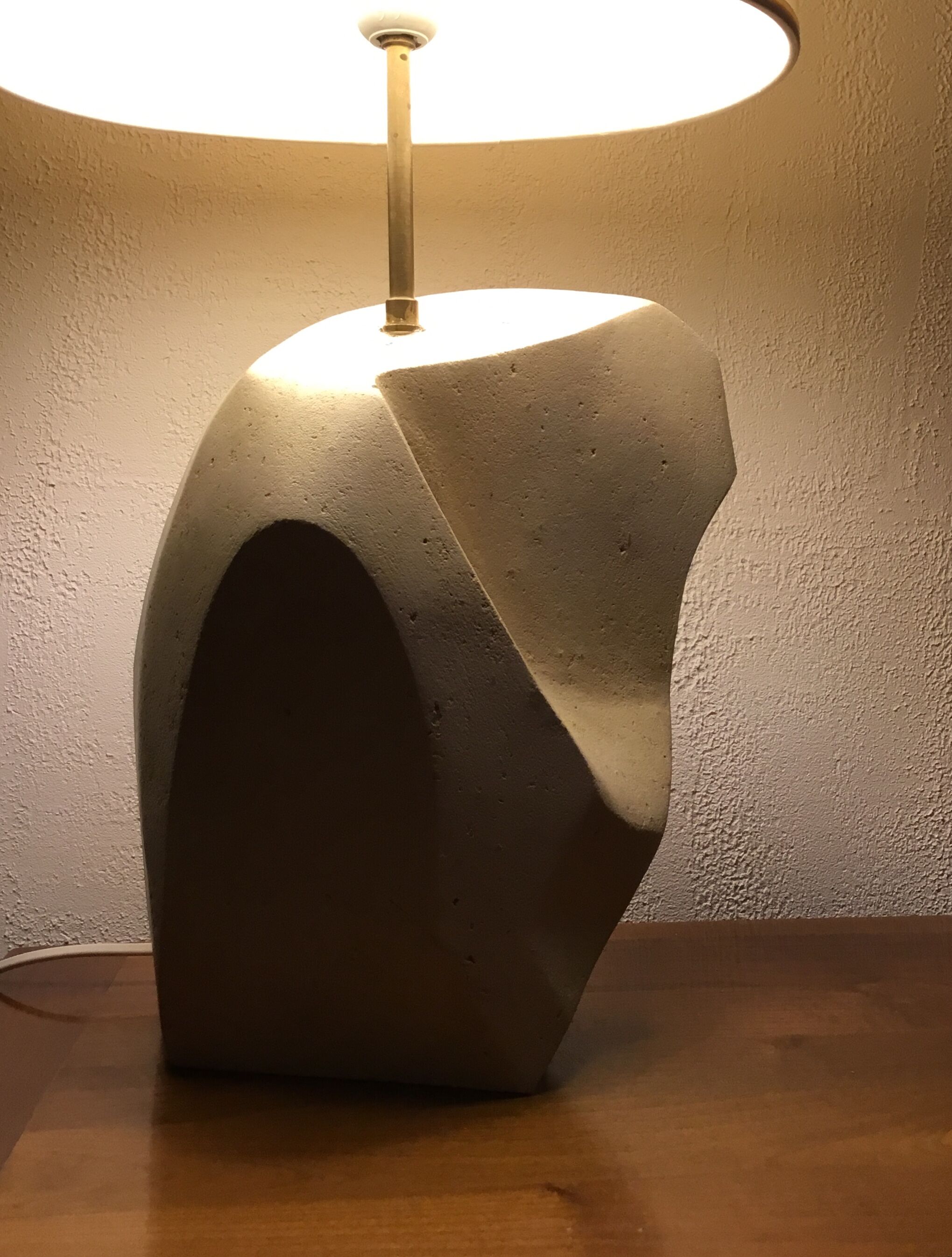Lampe en pierre sculptée