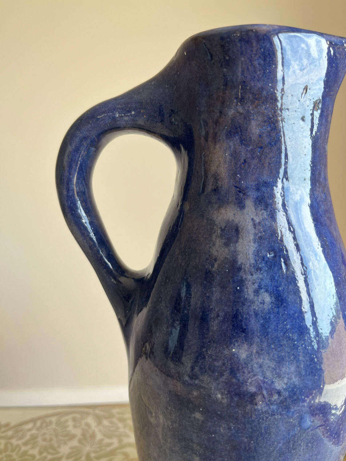 Grand vase bleu en argile