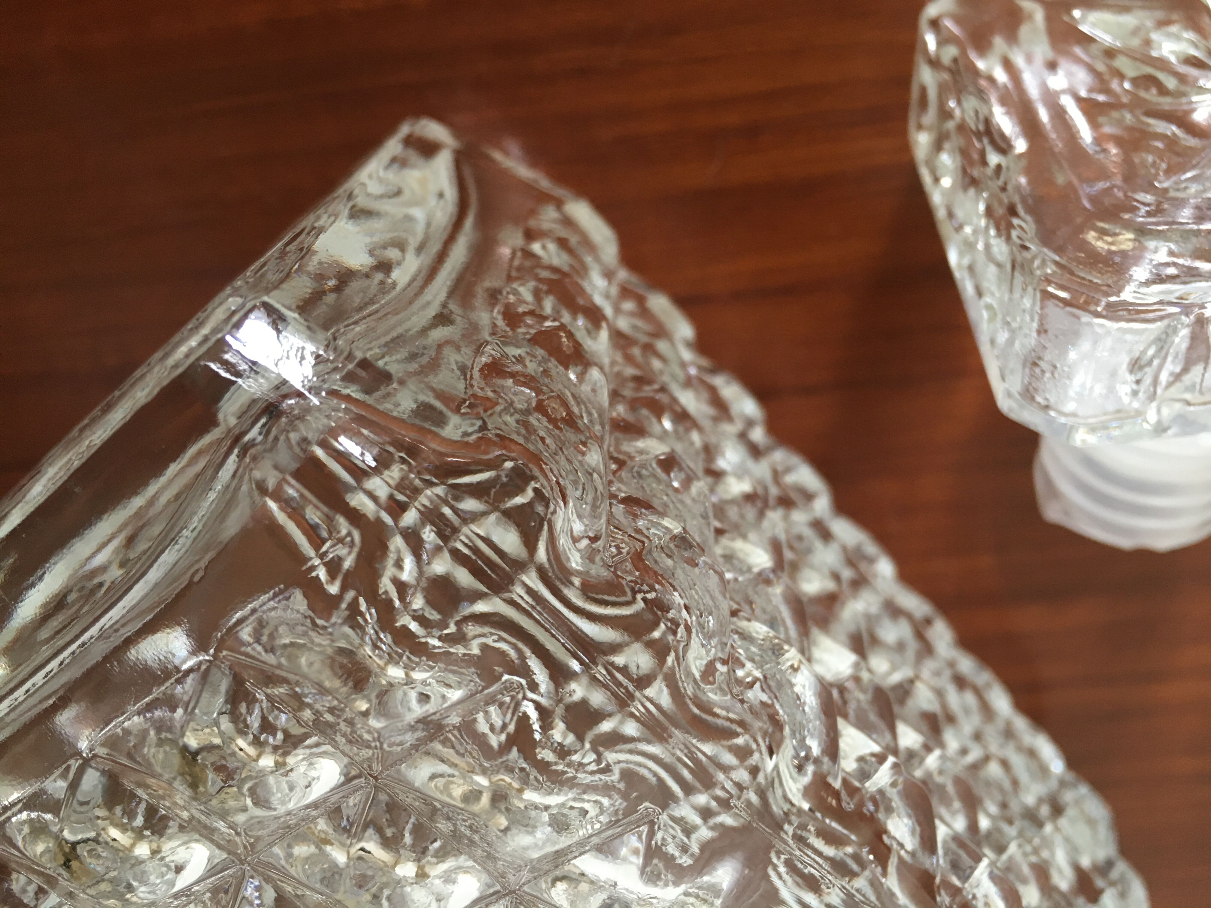 Diamond-tipped whisky carafe