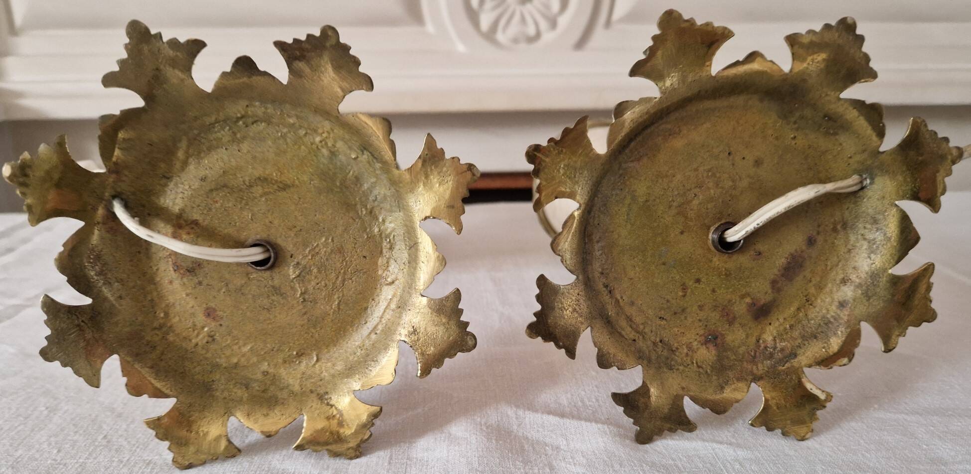 Pair of antique table lamps in white marble and gold metal.