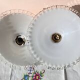 Paire de suspensions en opaline dentellées