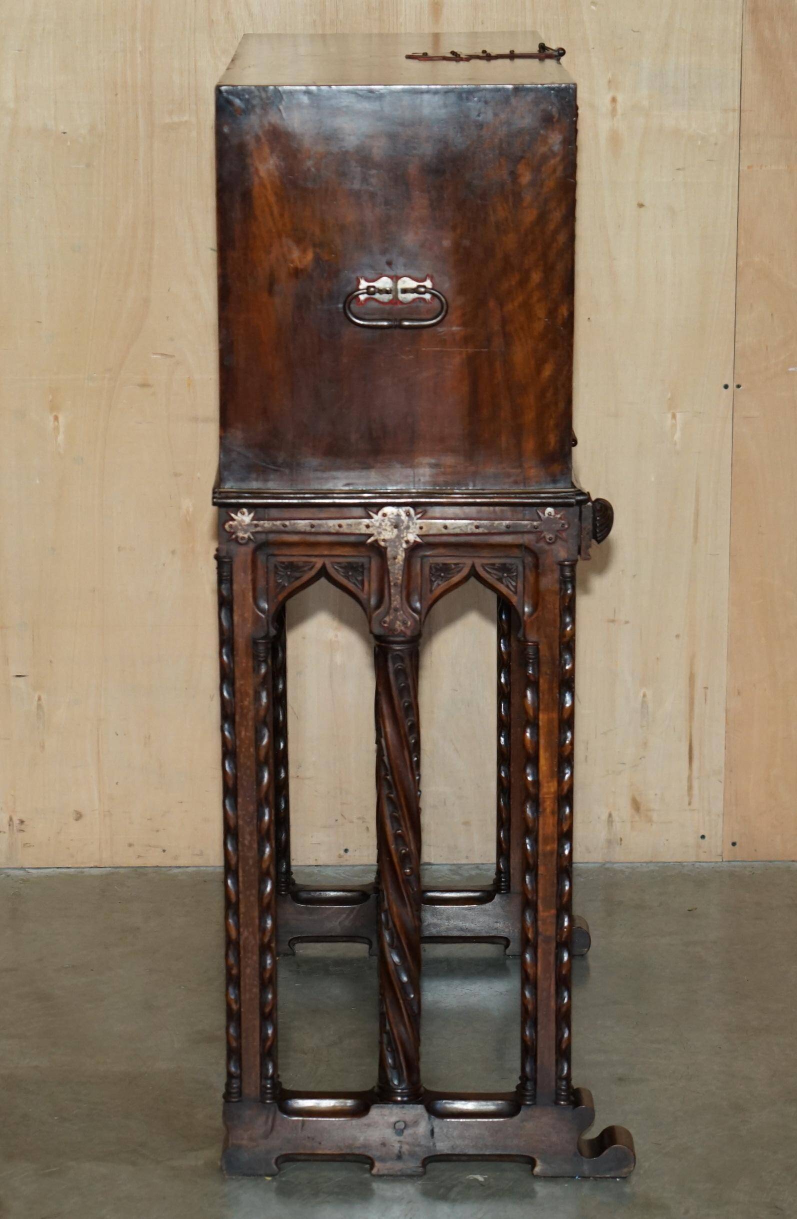 Cabinet espagnol sculpté 18ème siècle avec rangement caché