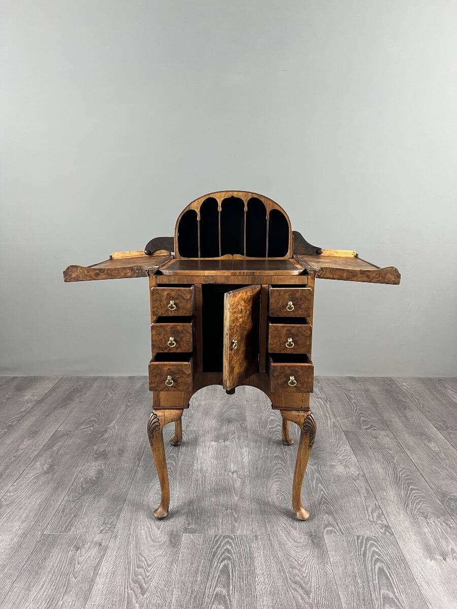 Bureau de style Queen Anne en placage de loupe de noyer, XXe siècle