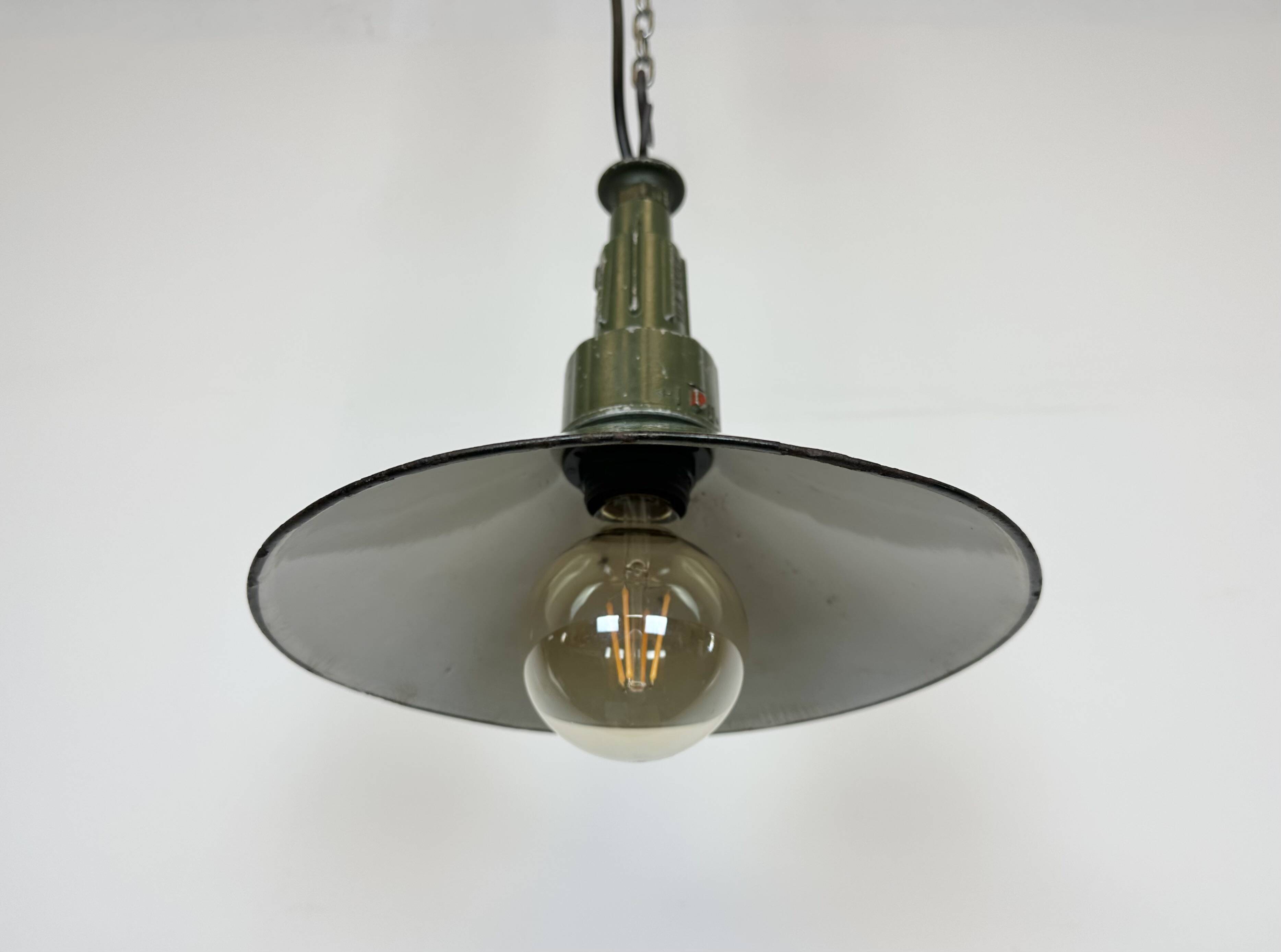 Industrial green enamel military pendant lamp with cast aluminium top, 1960s