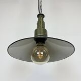 Suspension militaire industrielle en émail vert avec plateau en fonte d'aluminium, 1960s