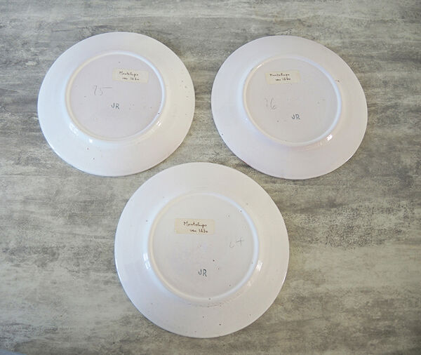 3 anciennes assiettes en majolique de montelupo décor main signé