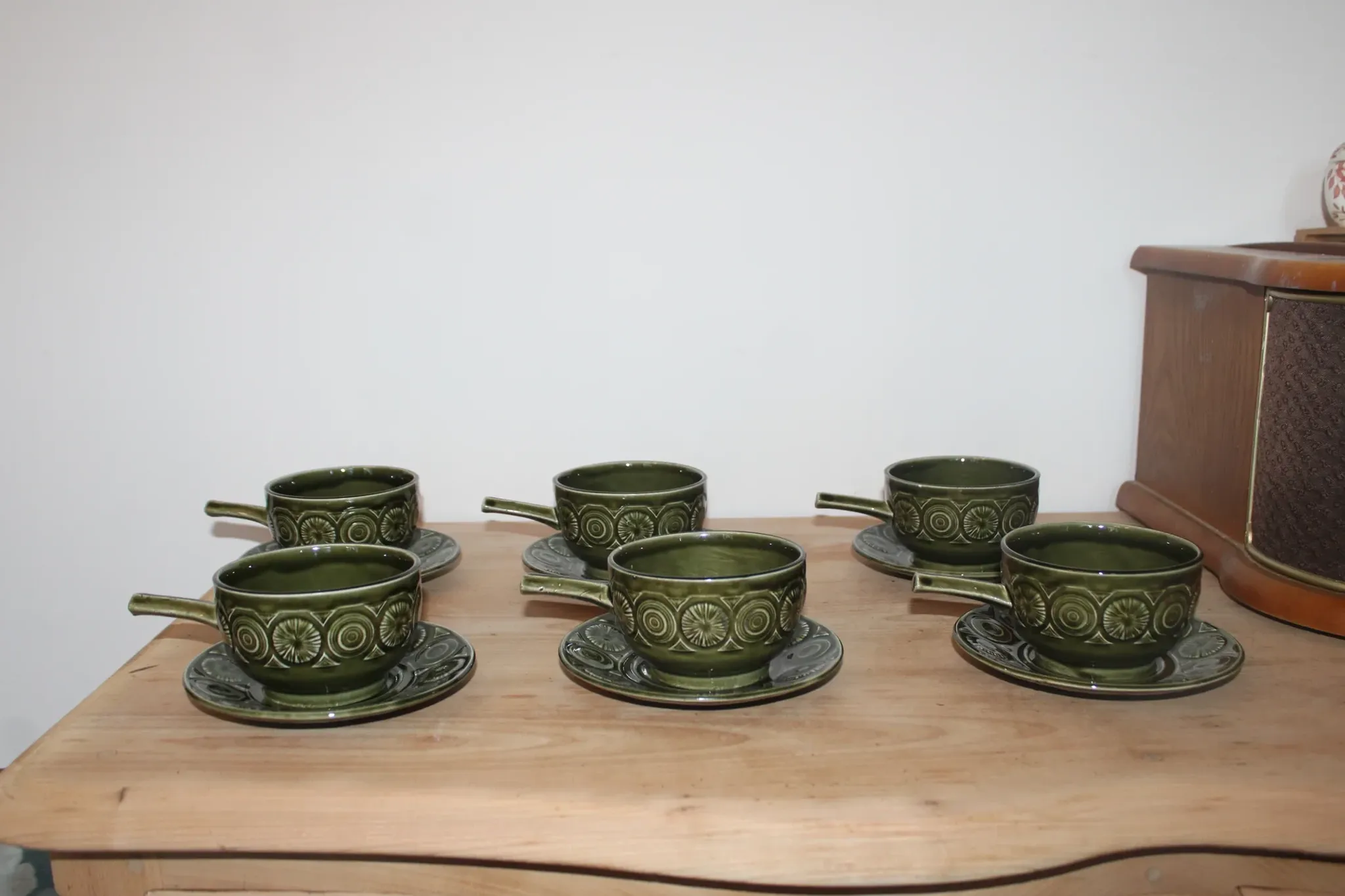 Vintage Tams England service – 6 soup bowls with handles and saucers in olive green ceramic.