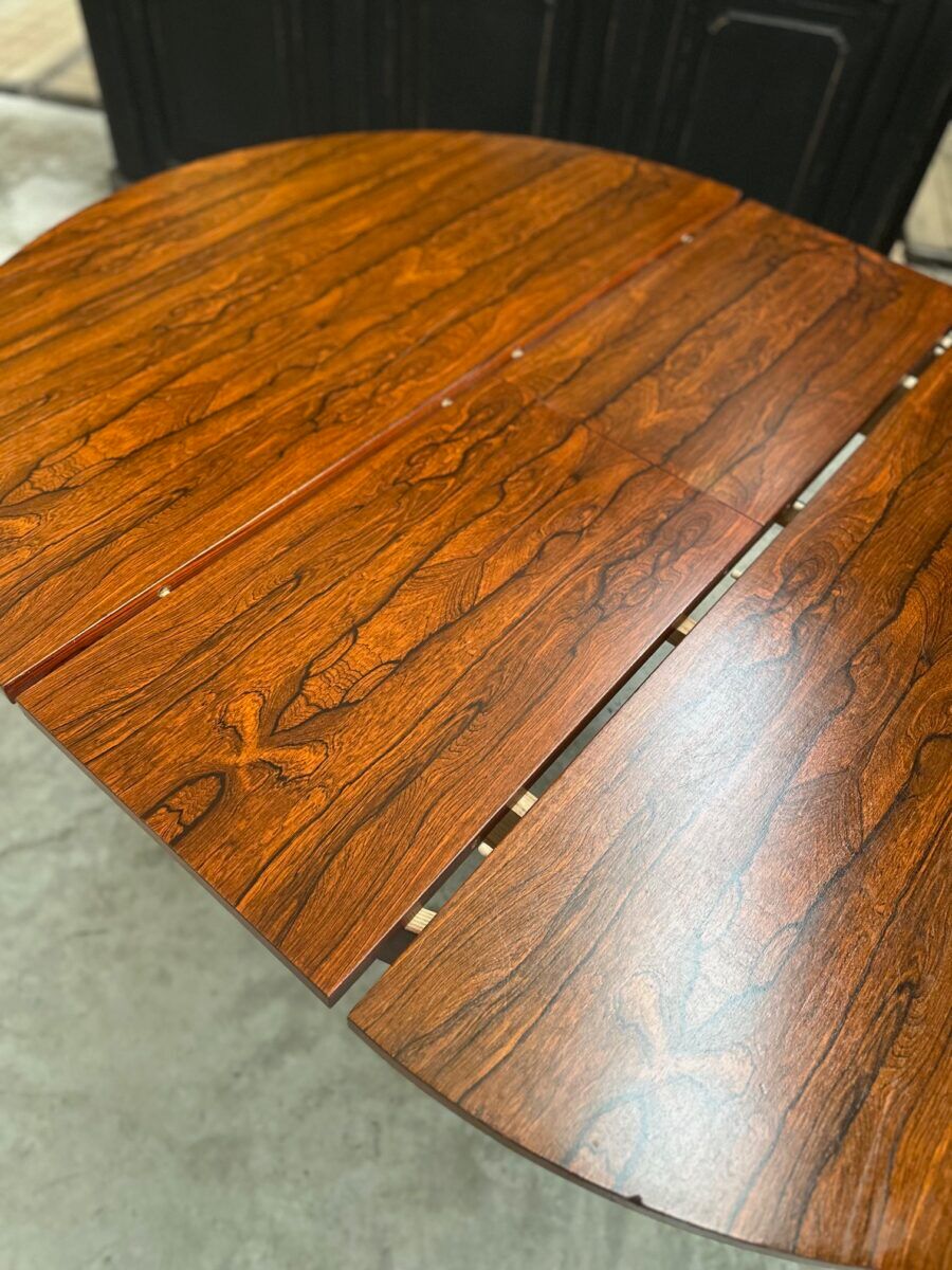 Butterfly extension round table from the 60s