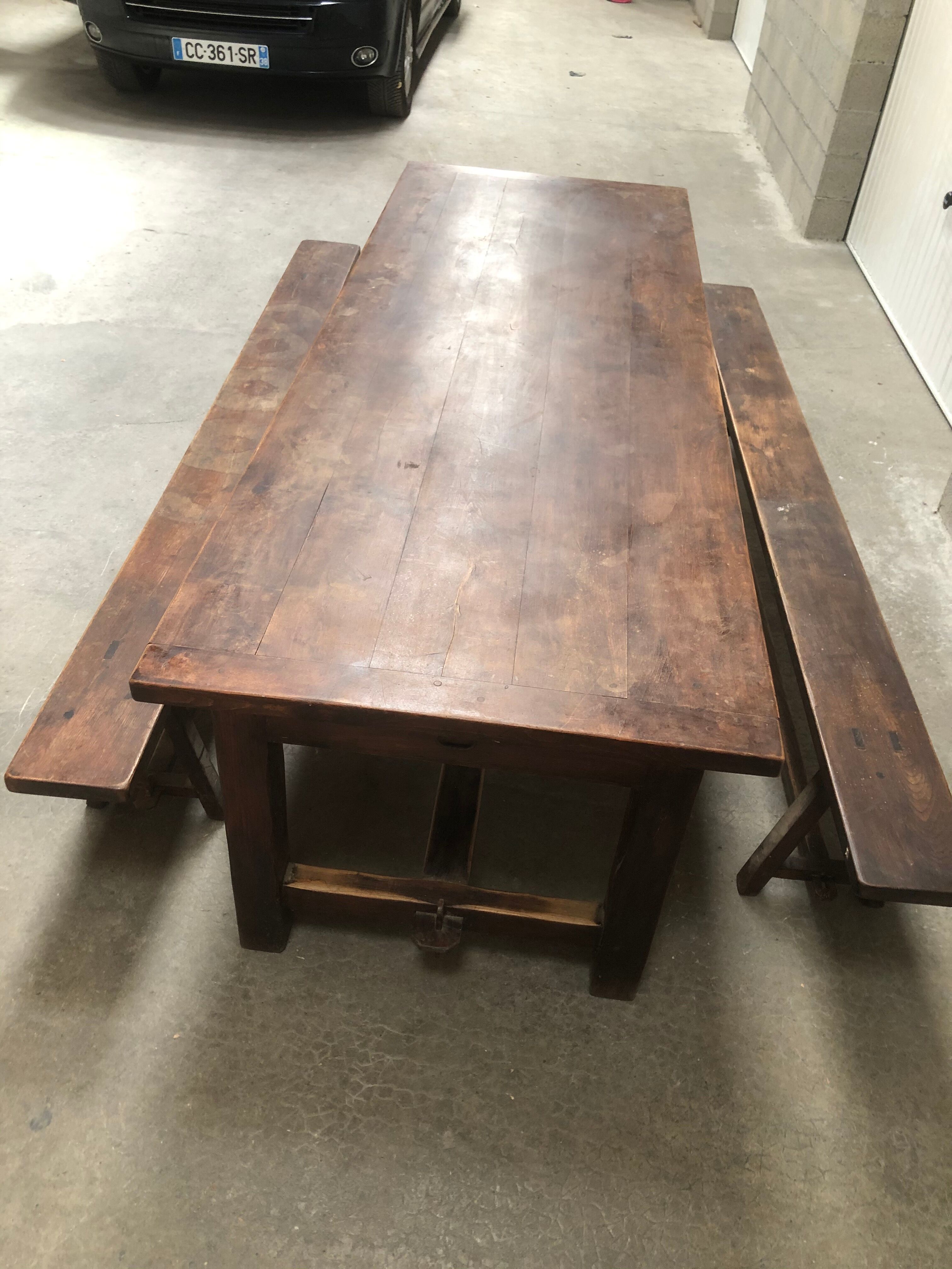 Table and 2 benches