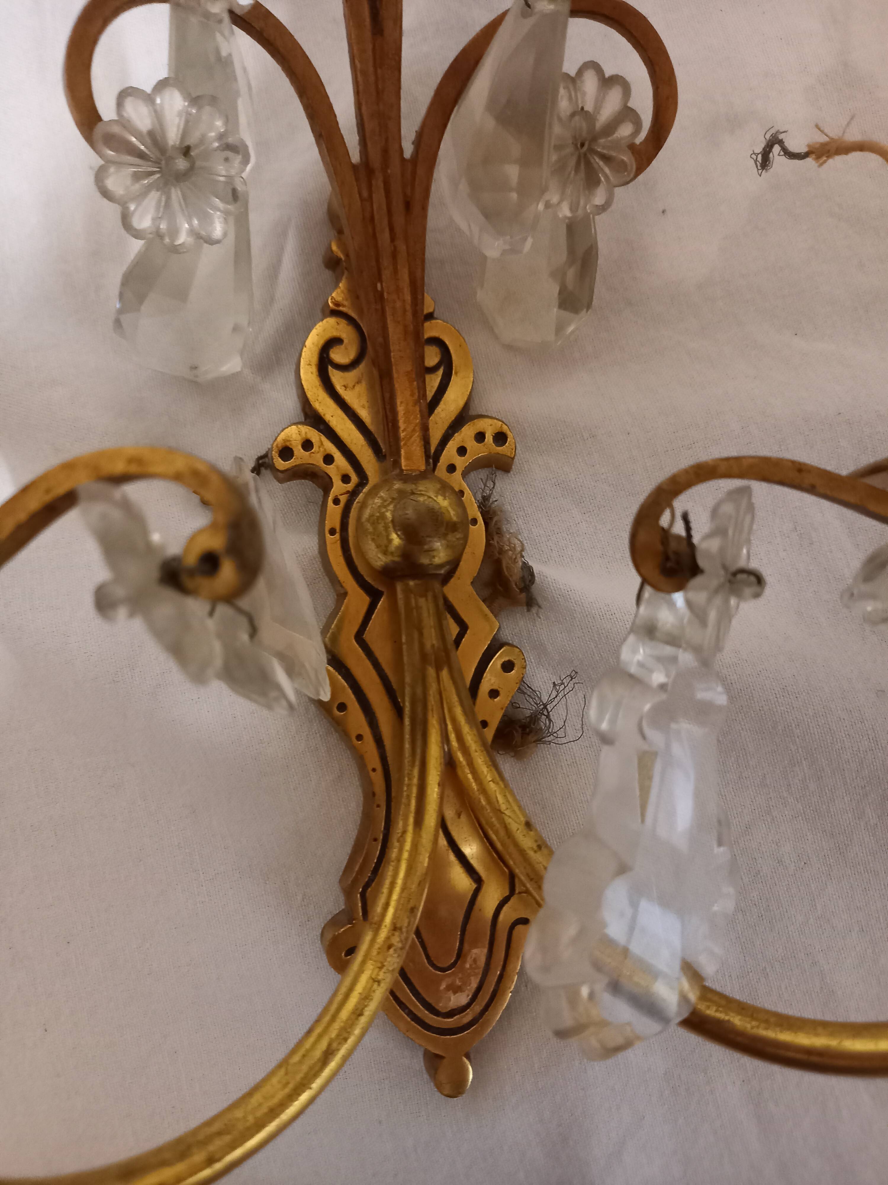 Antique wall lamp in gilded metal with cut crystal tassels