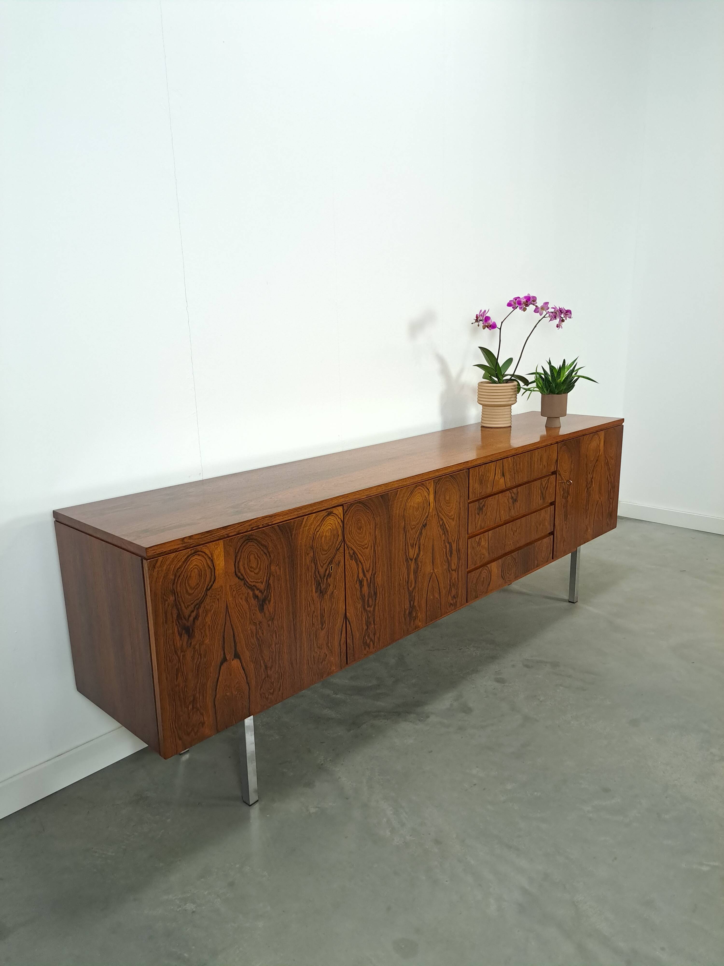 Dressoir rio palissandre plus fin avec chromen poten en lades