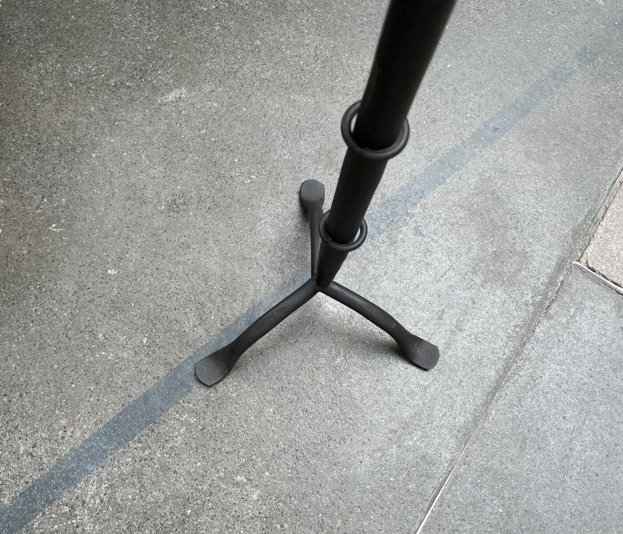 Large tripod candlestick in brutalist wrought iron, mid-century, 1960s.
