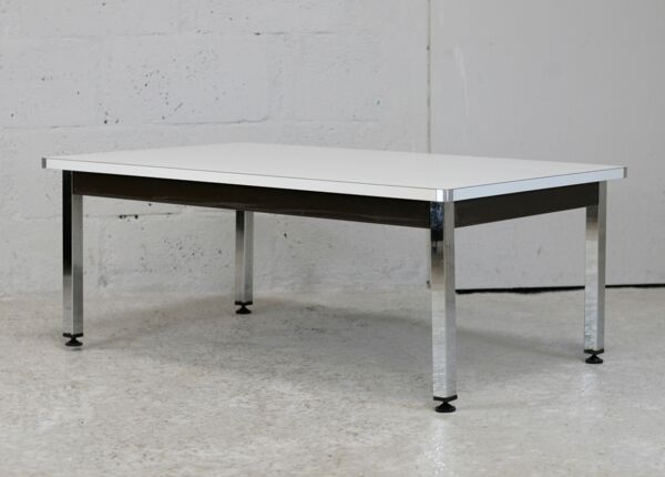 Table basse piètement acier chromé, plateau melaminé blanc. france, circa 1970