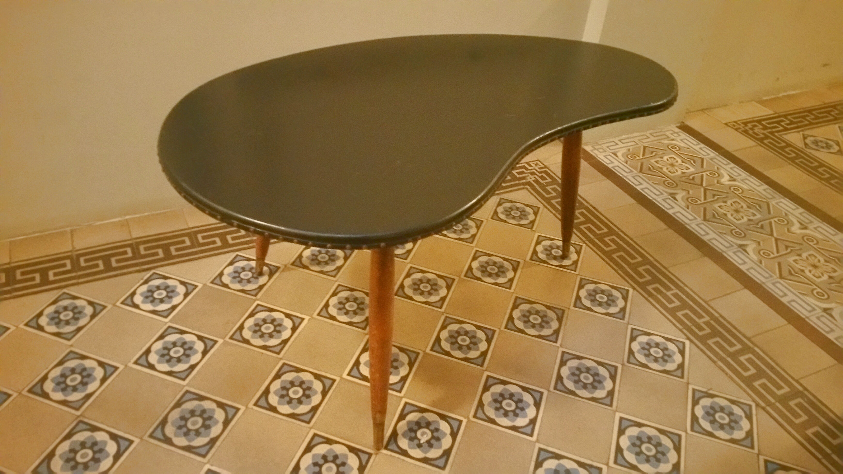 Table low tripod 50/60s black Skai kidney shape