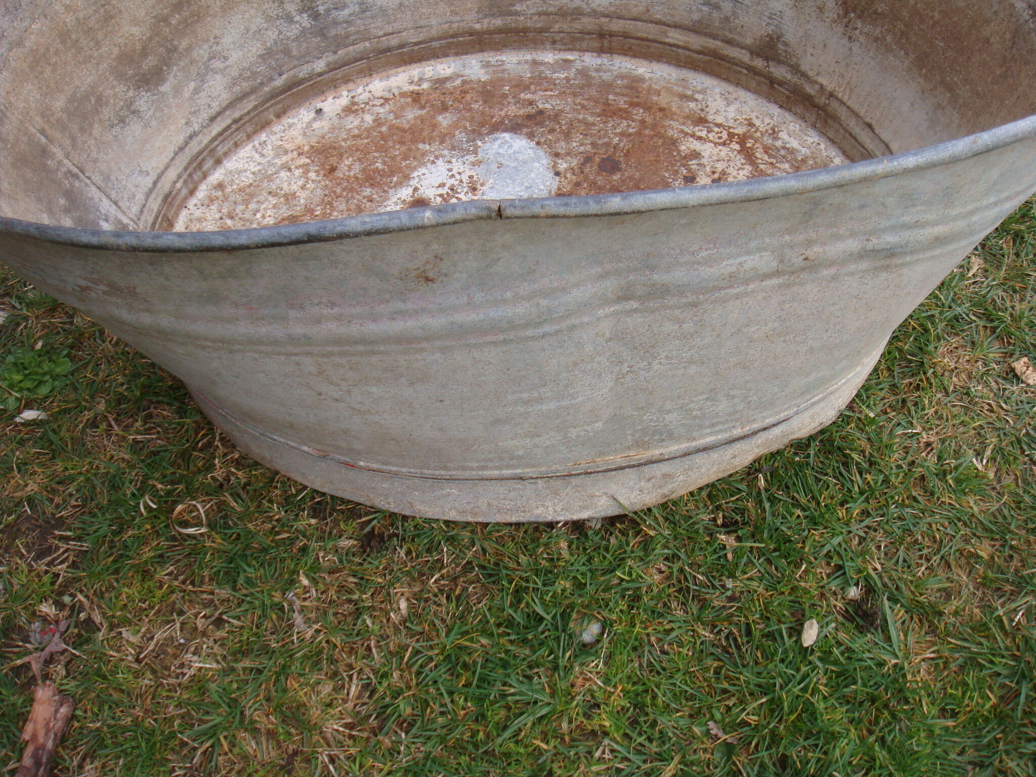 Old oval zinc basin 65 liters