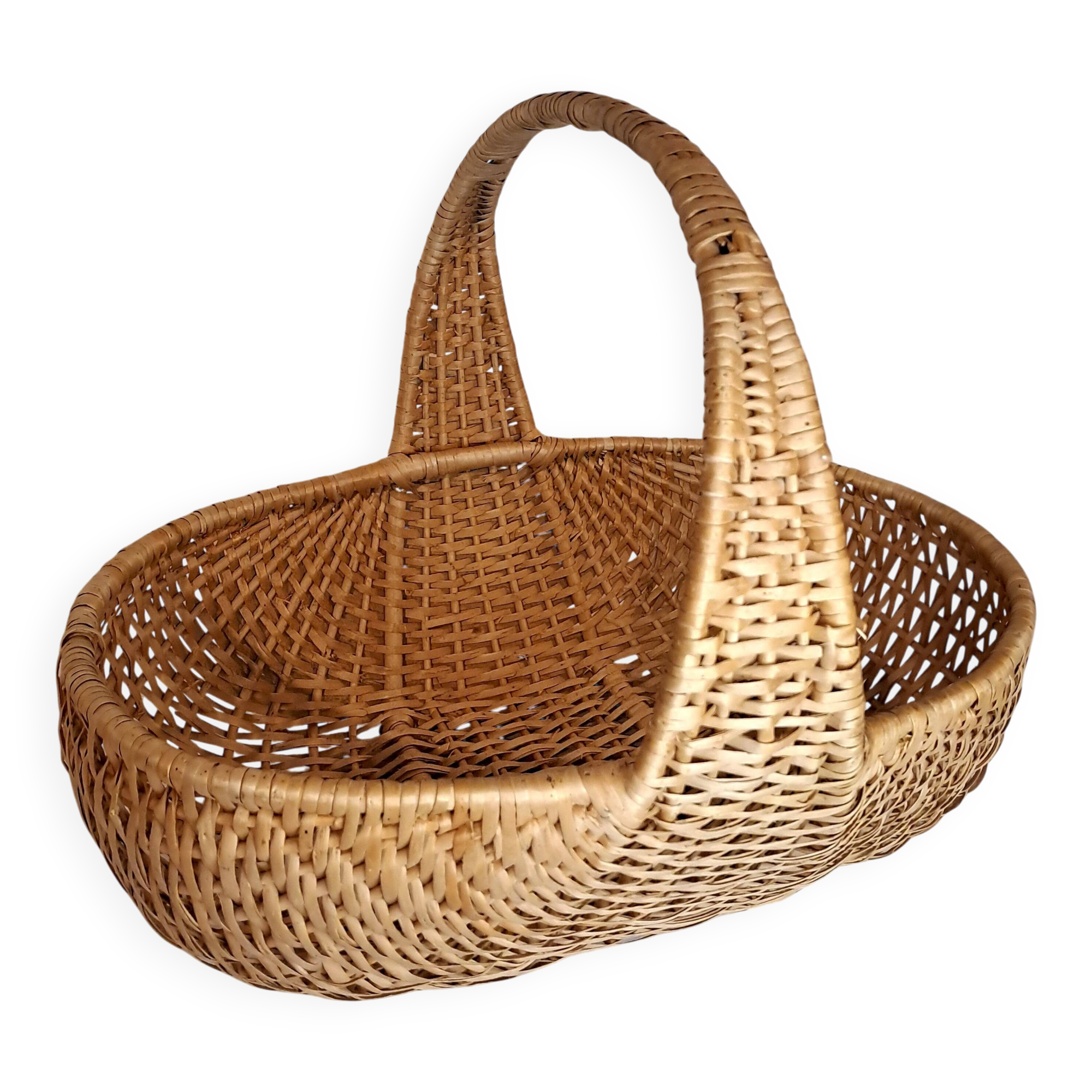 Large vintage light wicker basket – Integrated central handle