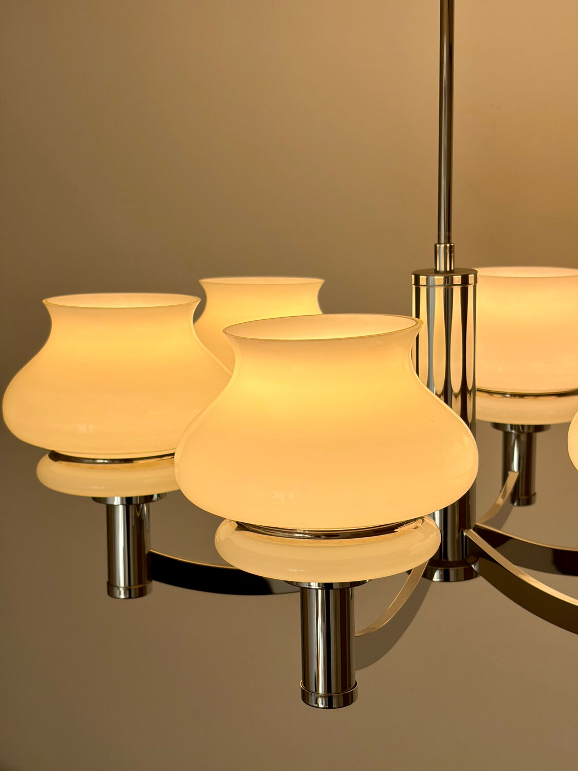 Chrome and opaline lustre